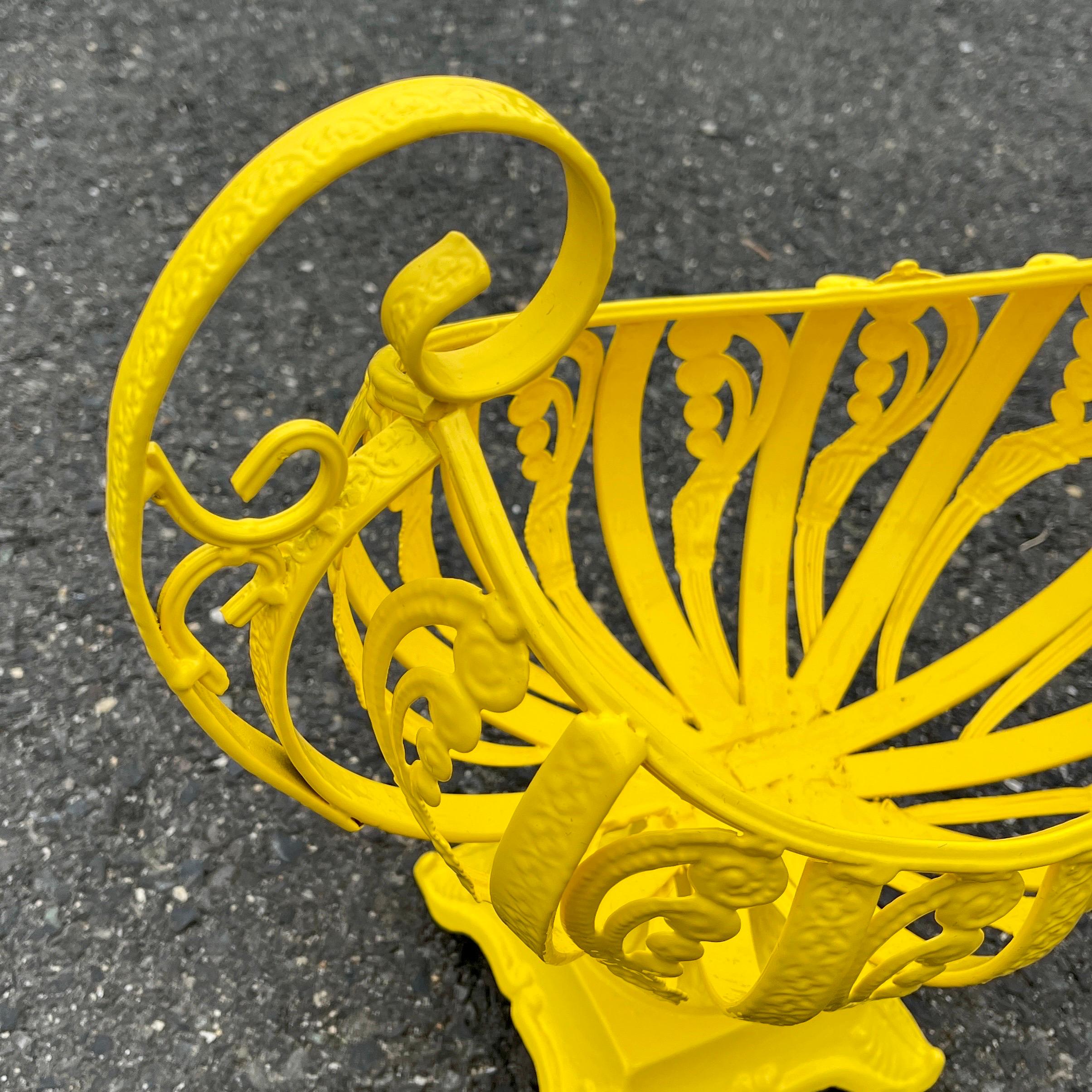 Fer Centre de table de jardinière jaune de style Art nouveau français, nouvellement revêtu de poudre en vente