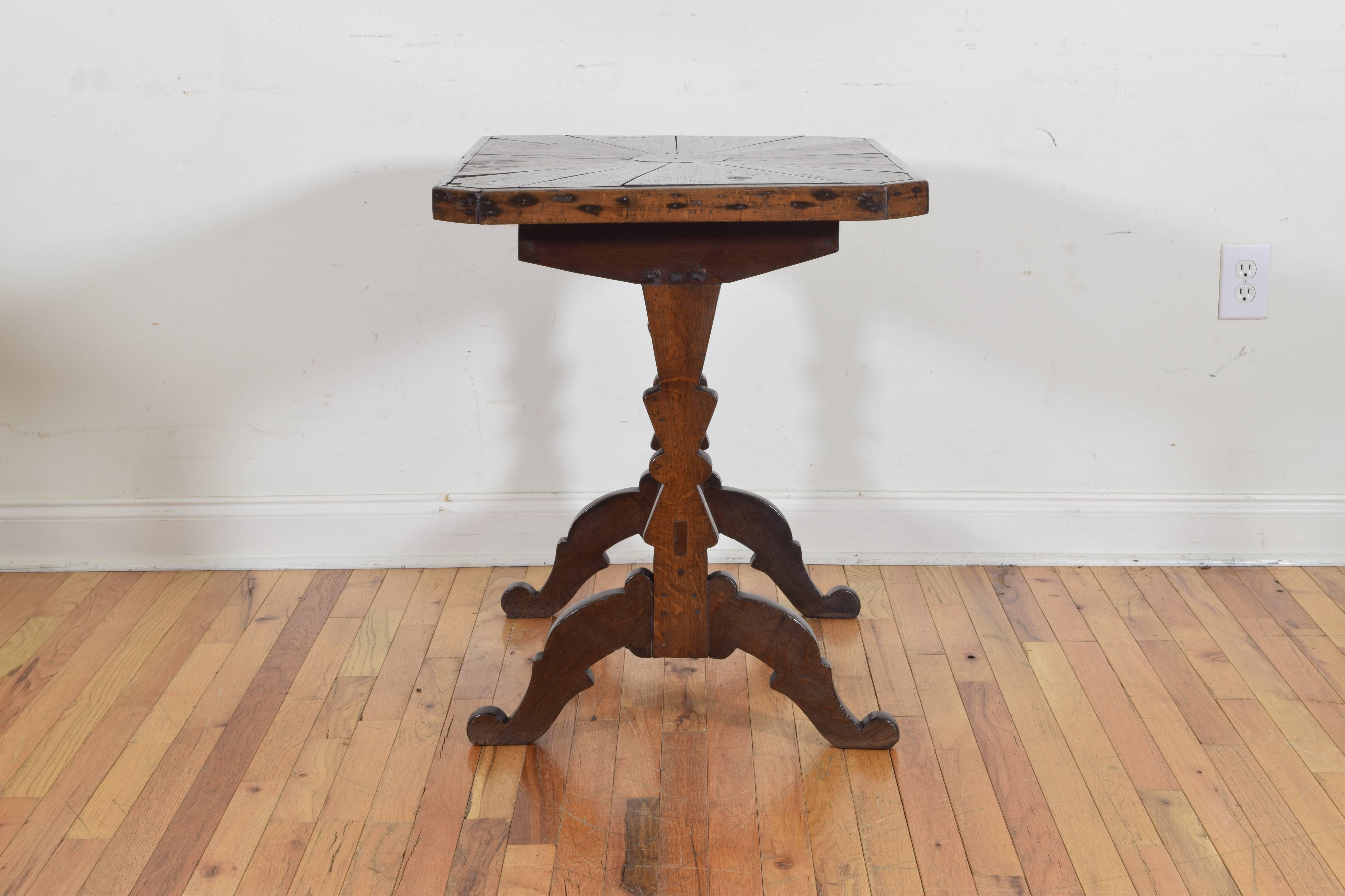 French Art Popular Style Oak Veneered Table from the Restauration Period In Excellent Condition In Atlanta, GA