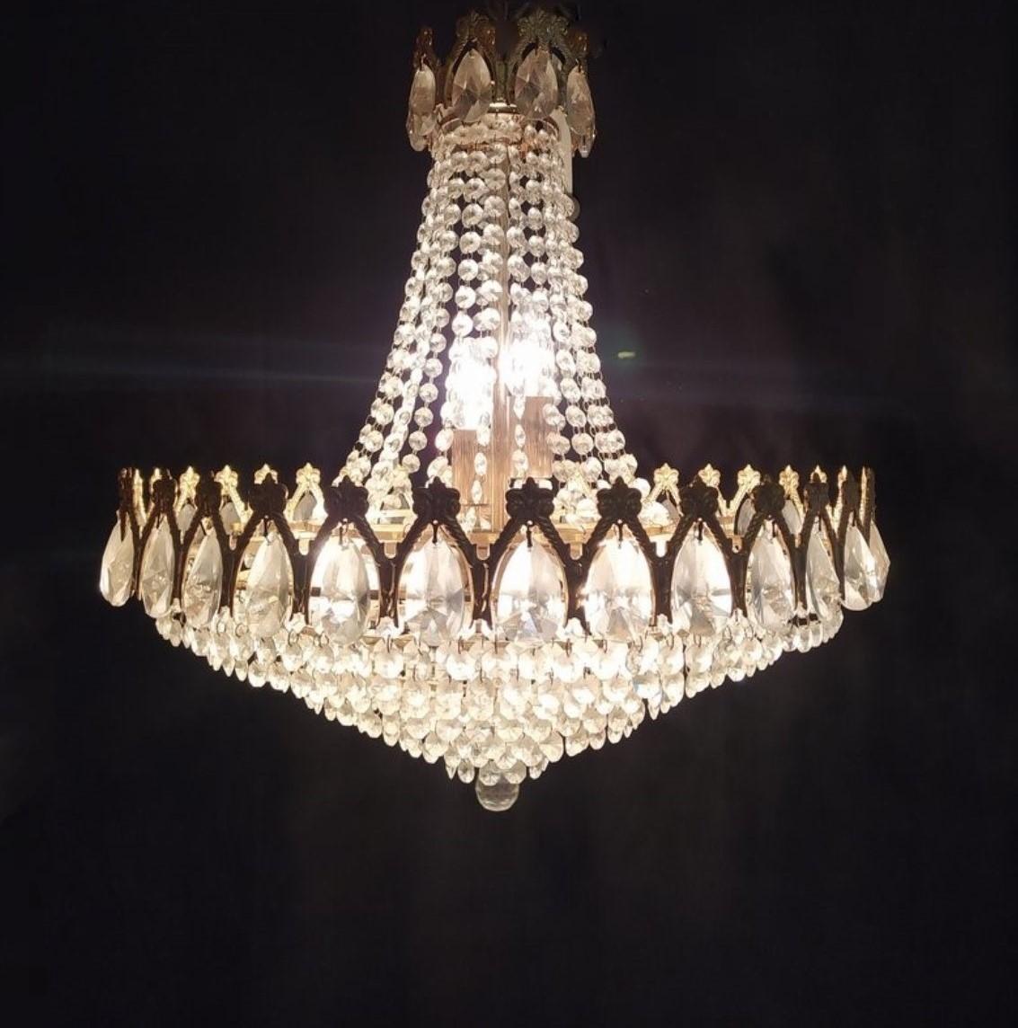 Lustre à huit lumières en bronze et cristal Art Déco français, années 1930 en vente 3