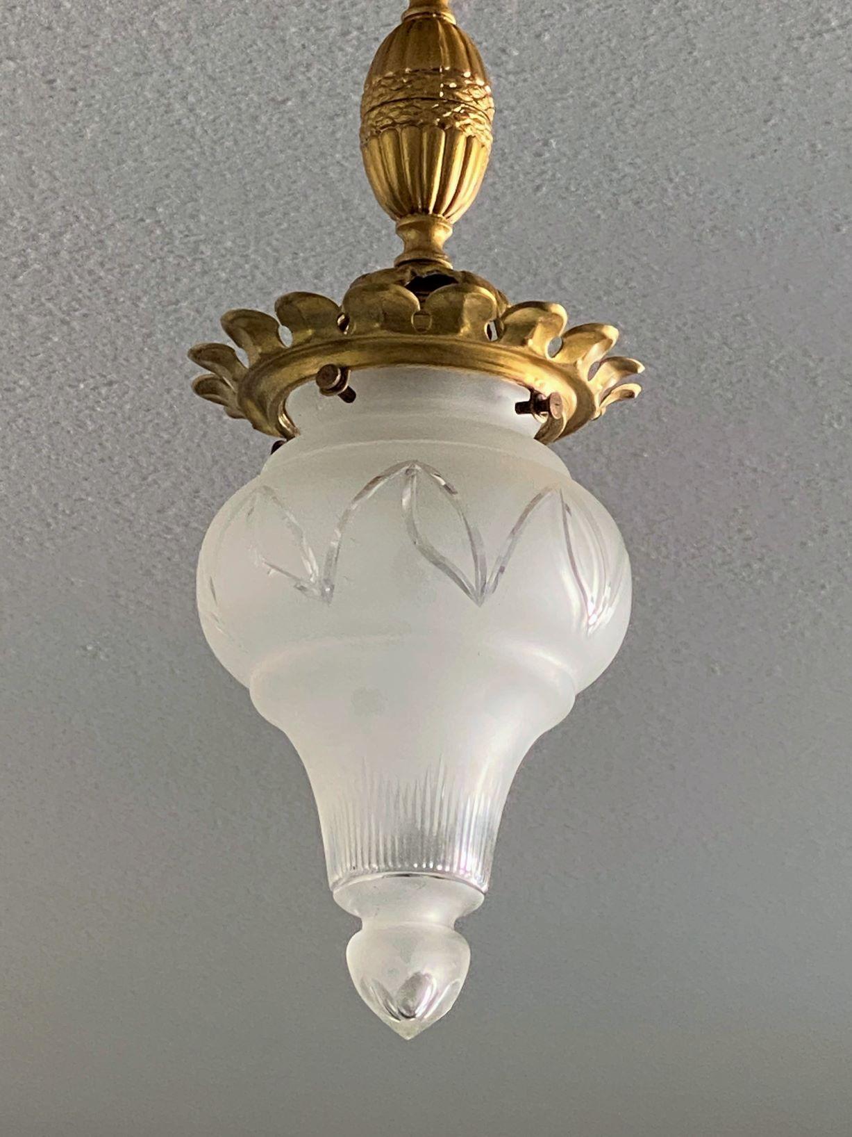 French Arte Deco Cut Glass Gilt Bronze Flush Mount, Ceiling Light, 1930s In Good Condition For Sale In Frankfurt am Main, DE