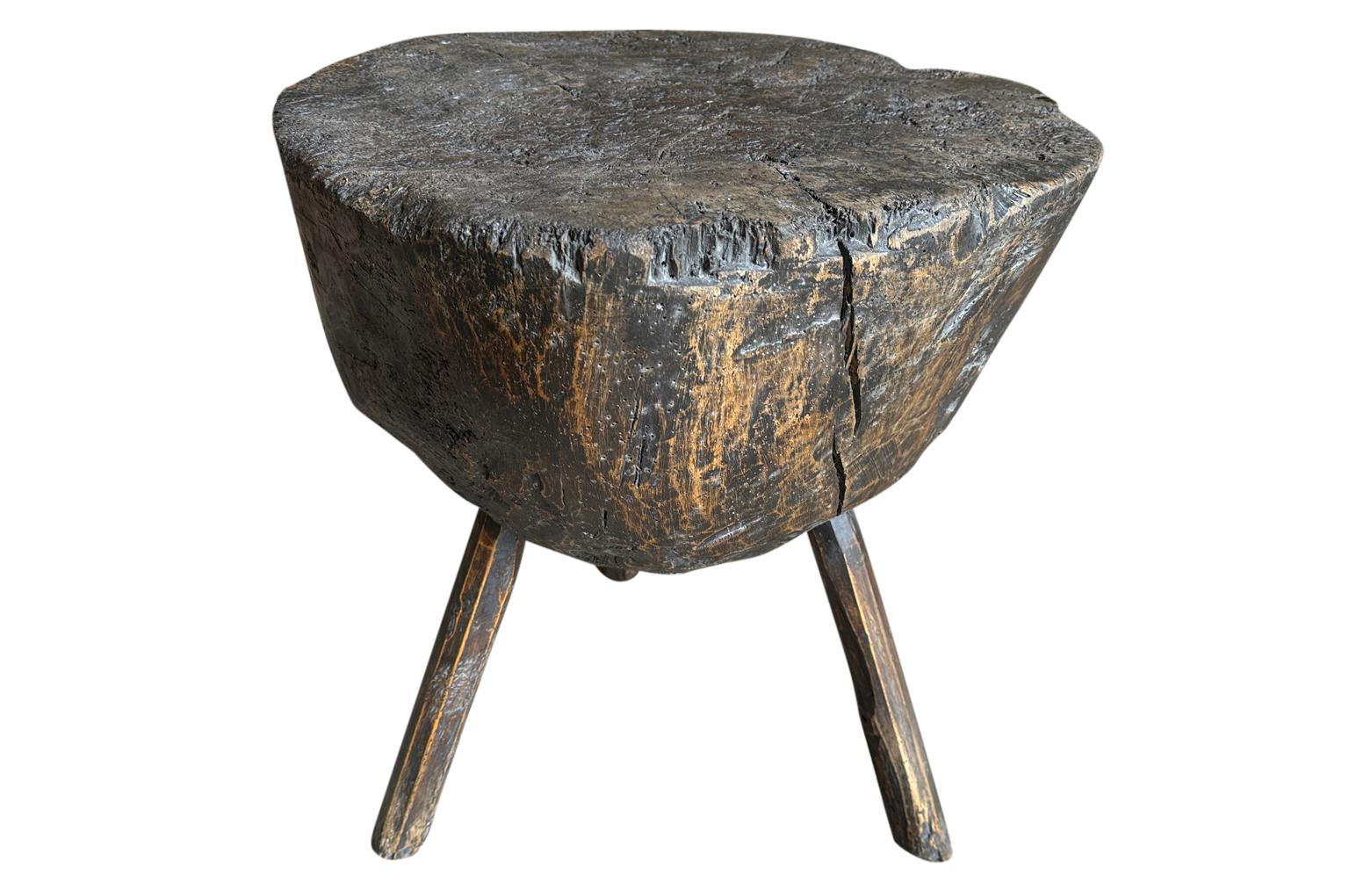 Charmant Billot de l'Arte Populaire de la fin du XIXe siècle provenant de la région de l'Ardèche en France. Construction solide en hêtre avec pieds tripodes.  Une table d'appoint parfaite pour un environnement moderne ou rustique.