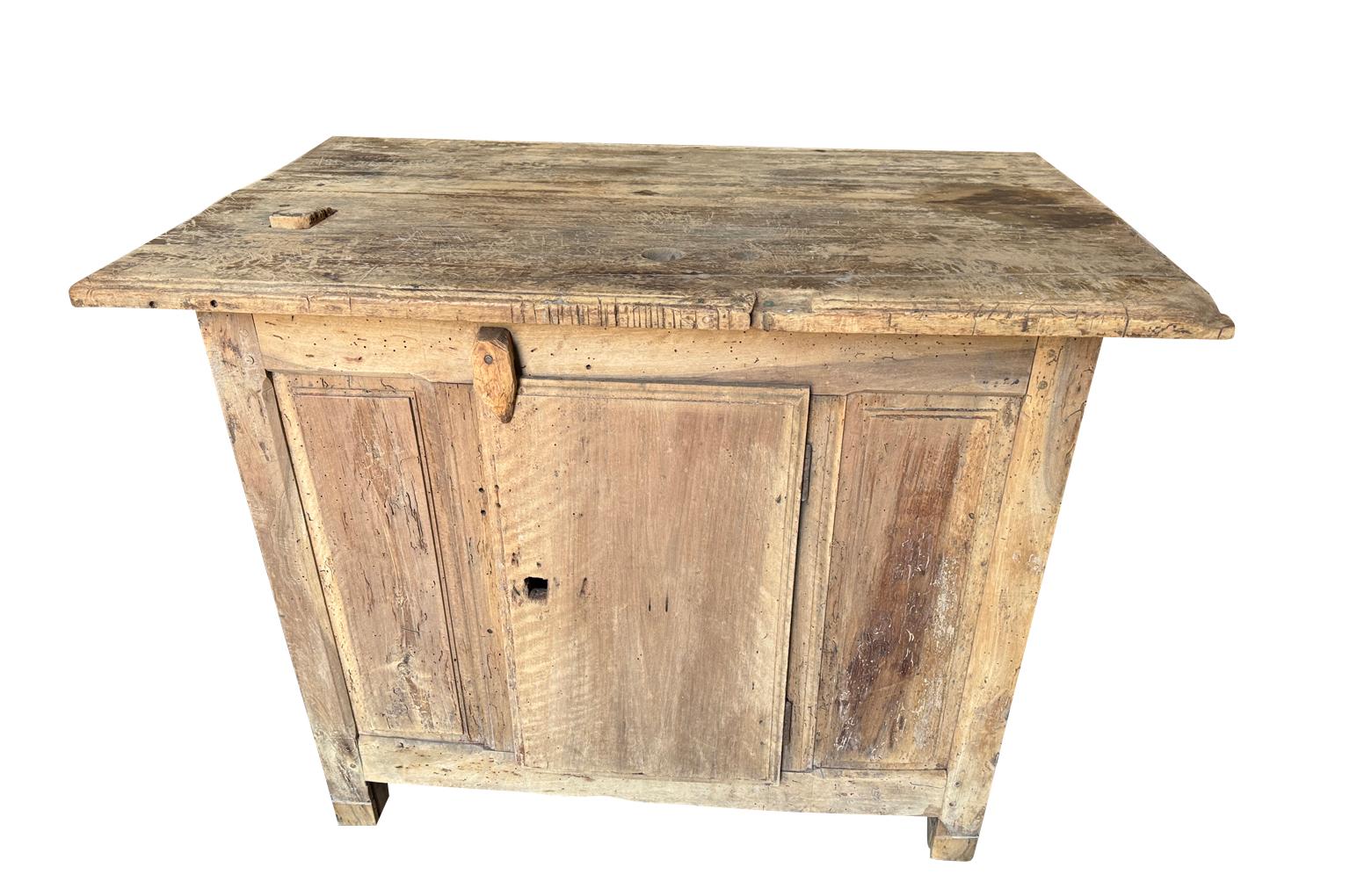 Un affascinante buffet bifacciale Arte Populaire del XVIII secolo proveniente dalla regione francese dell'Ardeche. Costruito in legno di noce con un'anta singola, scaffali interni e un retro rifinito. Meravigliosa come piccola isola della cucina. 