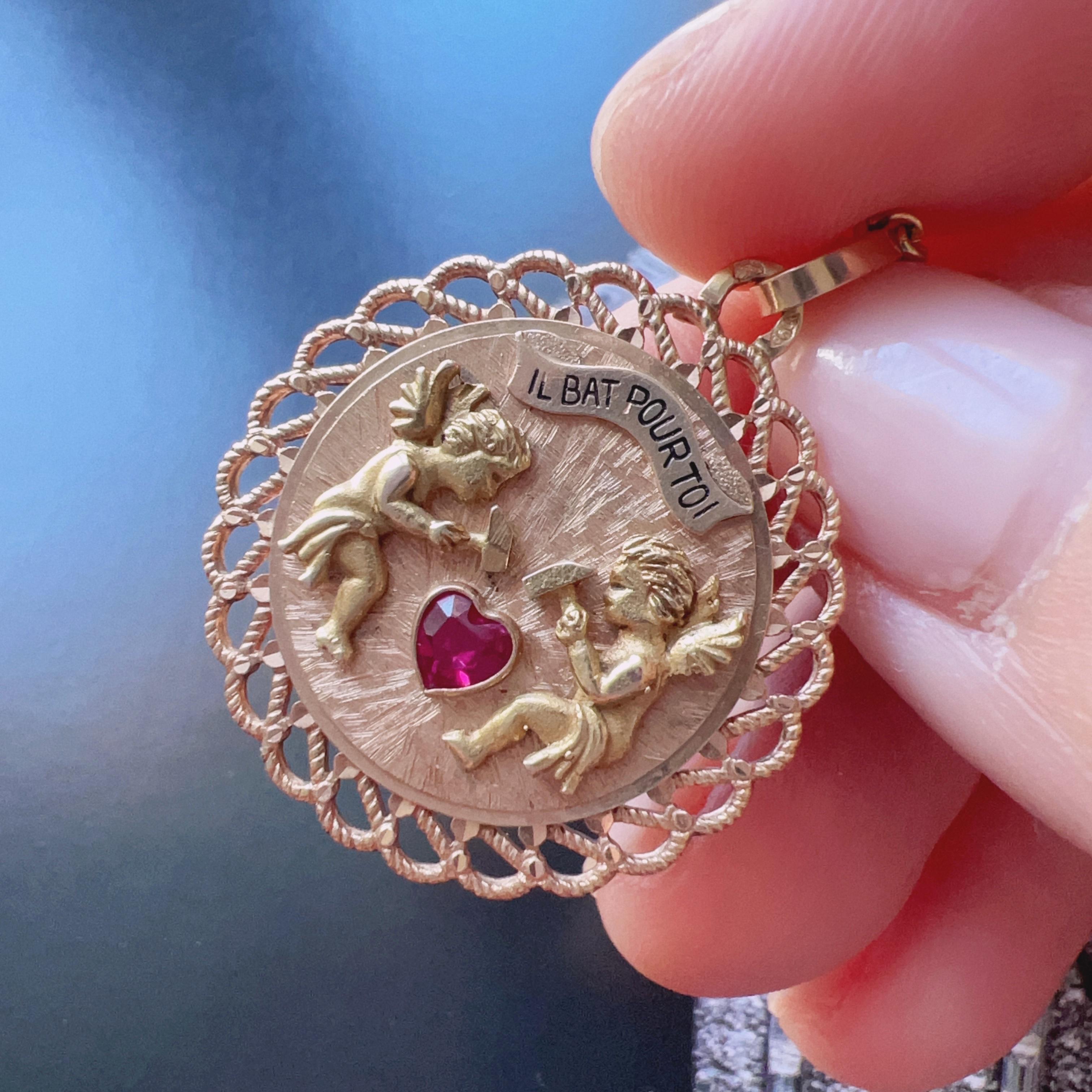 French articulated 18K gold “my heart beats for you” medal pendant In Good Condition In Versailles, FR