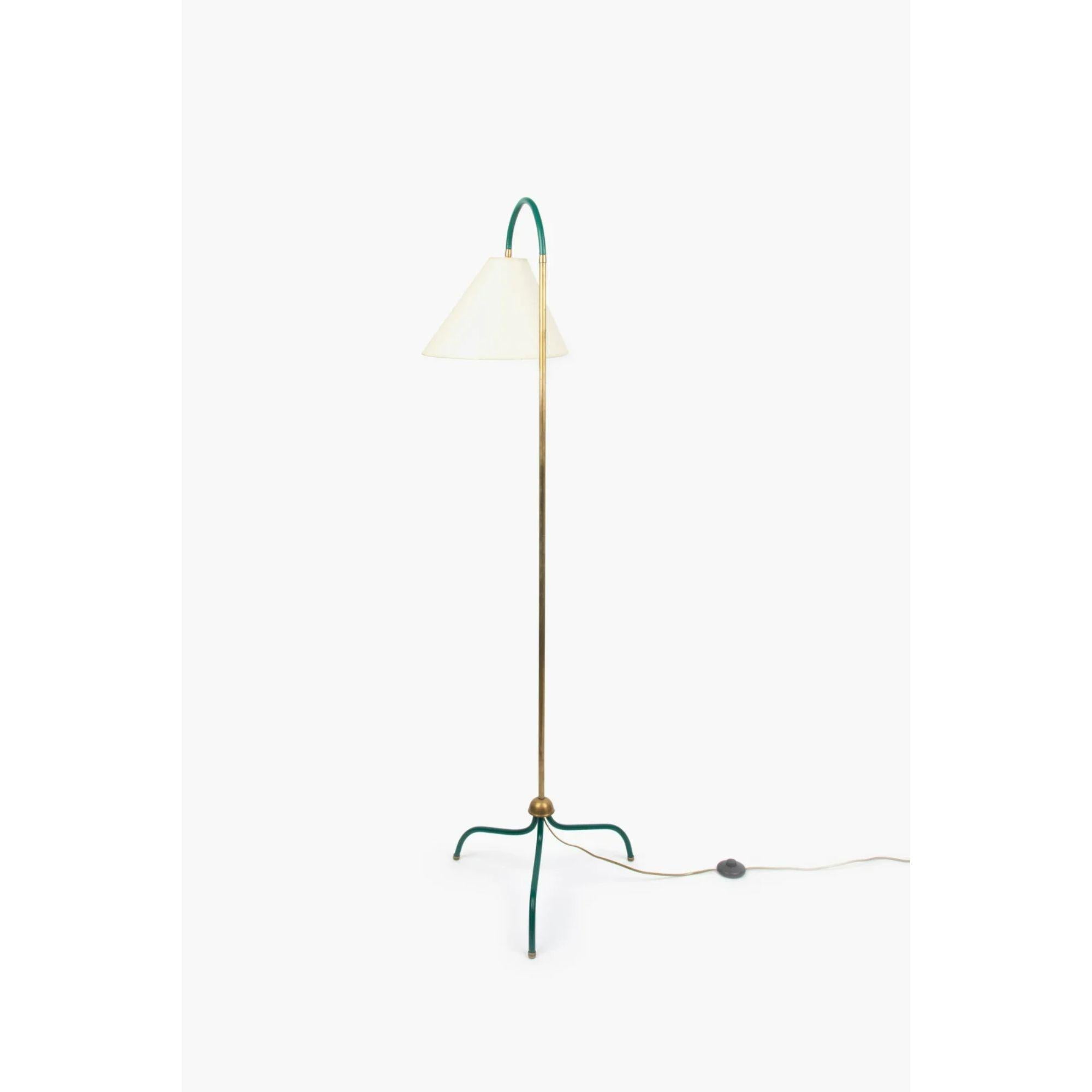 French articulated floor lamp, 1960s.

A 1960s French brass floor lamp with flexible neck. The tripod base legs are made in green lacquered brass terminating in brass cup feet.

Shade: Fitted with original asymmetric cream card shade. First