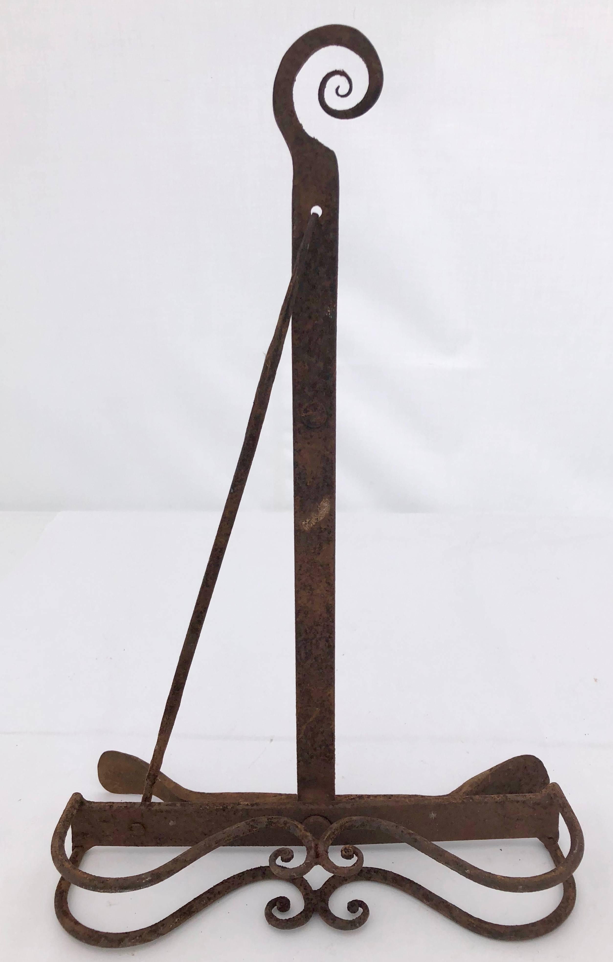 Esta tostadora de pan francesa articulada de hierro forjado a mano para chimenea es una gran pieza decorativa. De la década de 1800, tiene una pátina y un estilo fantásticos.