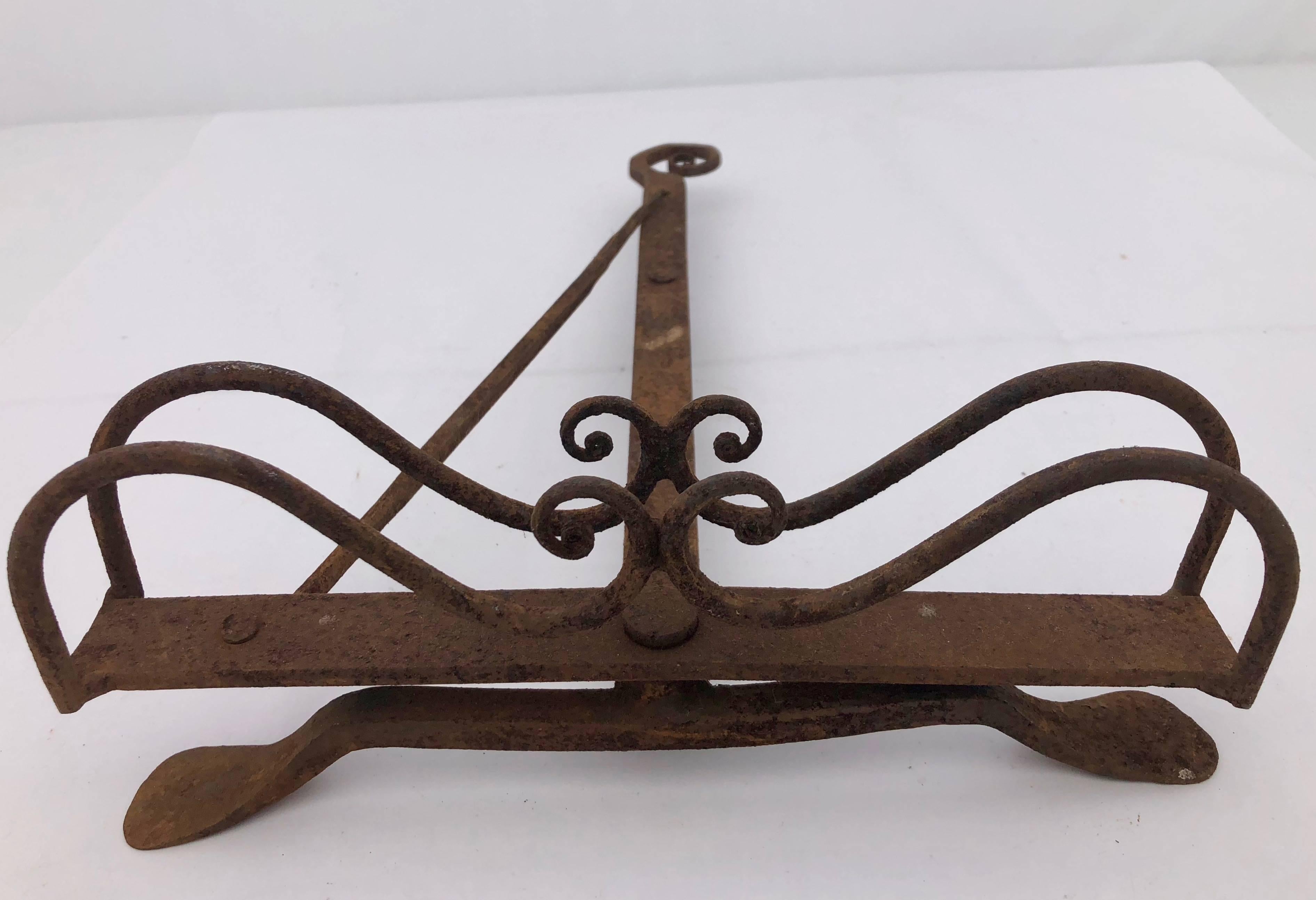 Tostador de pan francés articulado de hierro forjado a mano para chimenea, 1800 Francés en venta