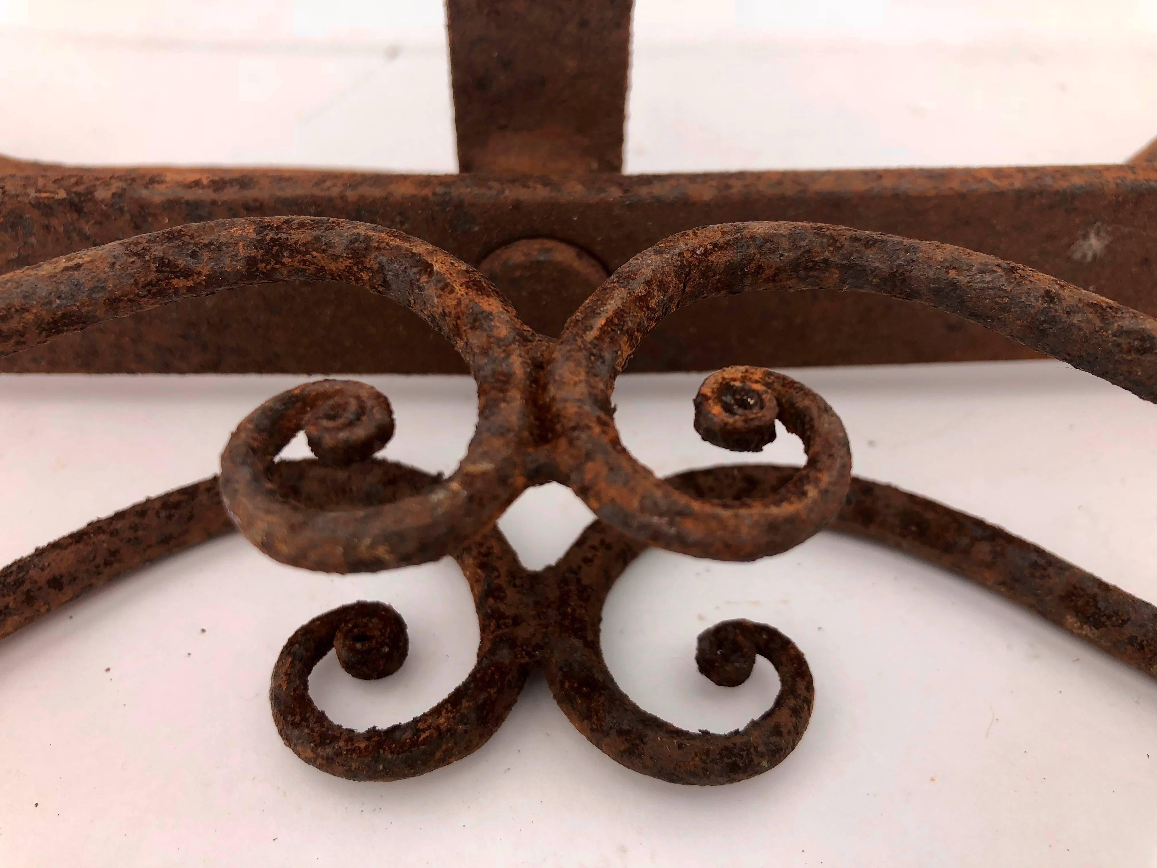 Tostador de pan francés articulado de hierro forjado a mano para chimenea, 1800 Hierro forjado en venta