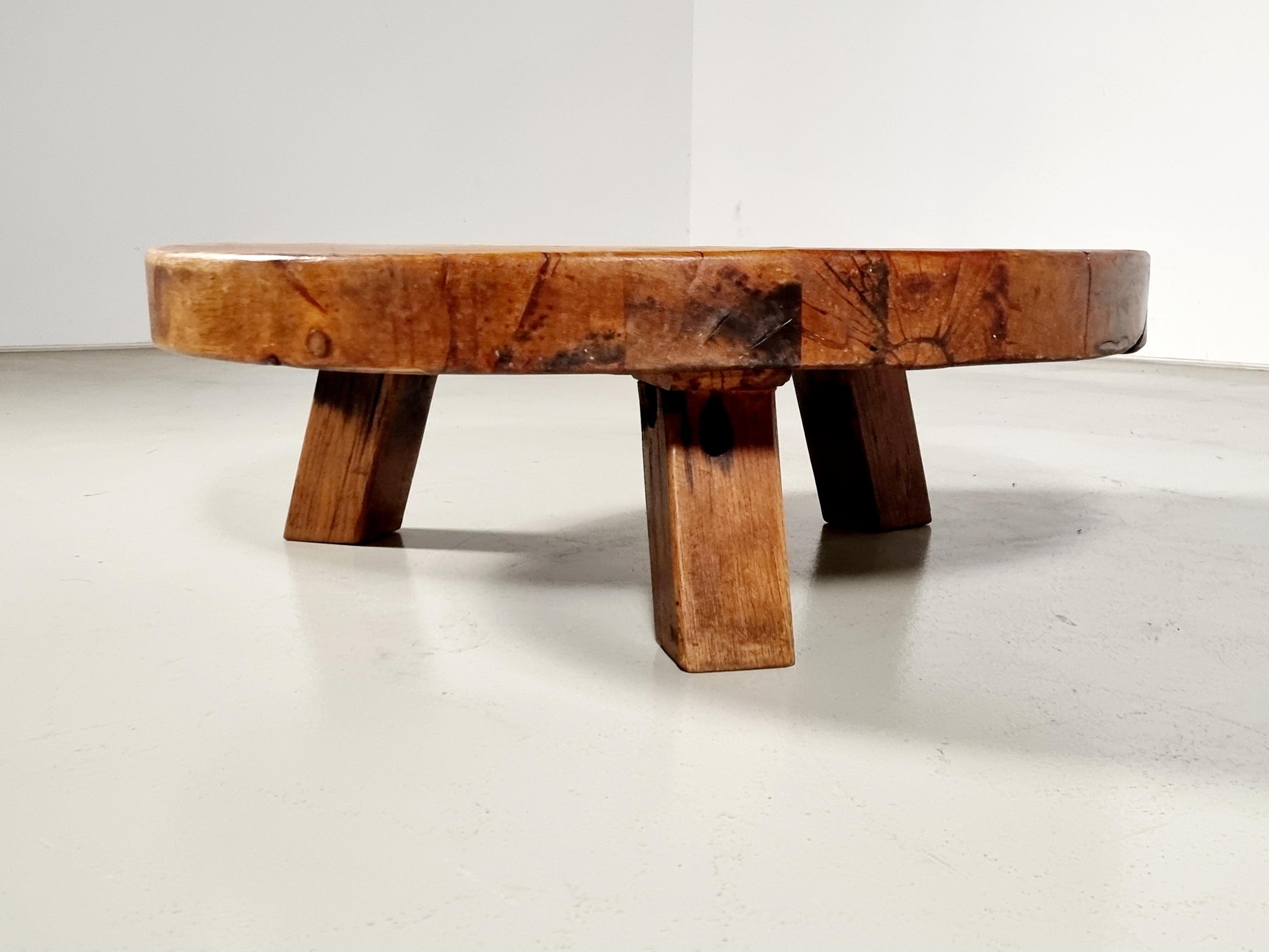 Français Table basse artisanale française en chêne massif, années 1970 en vente