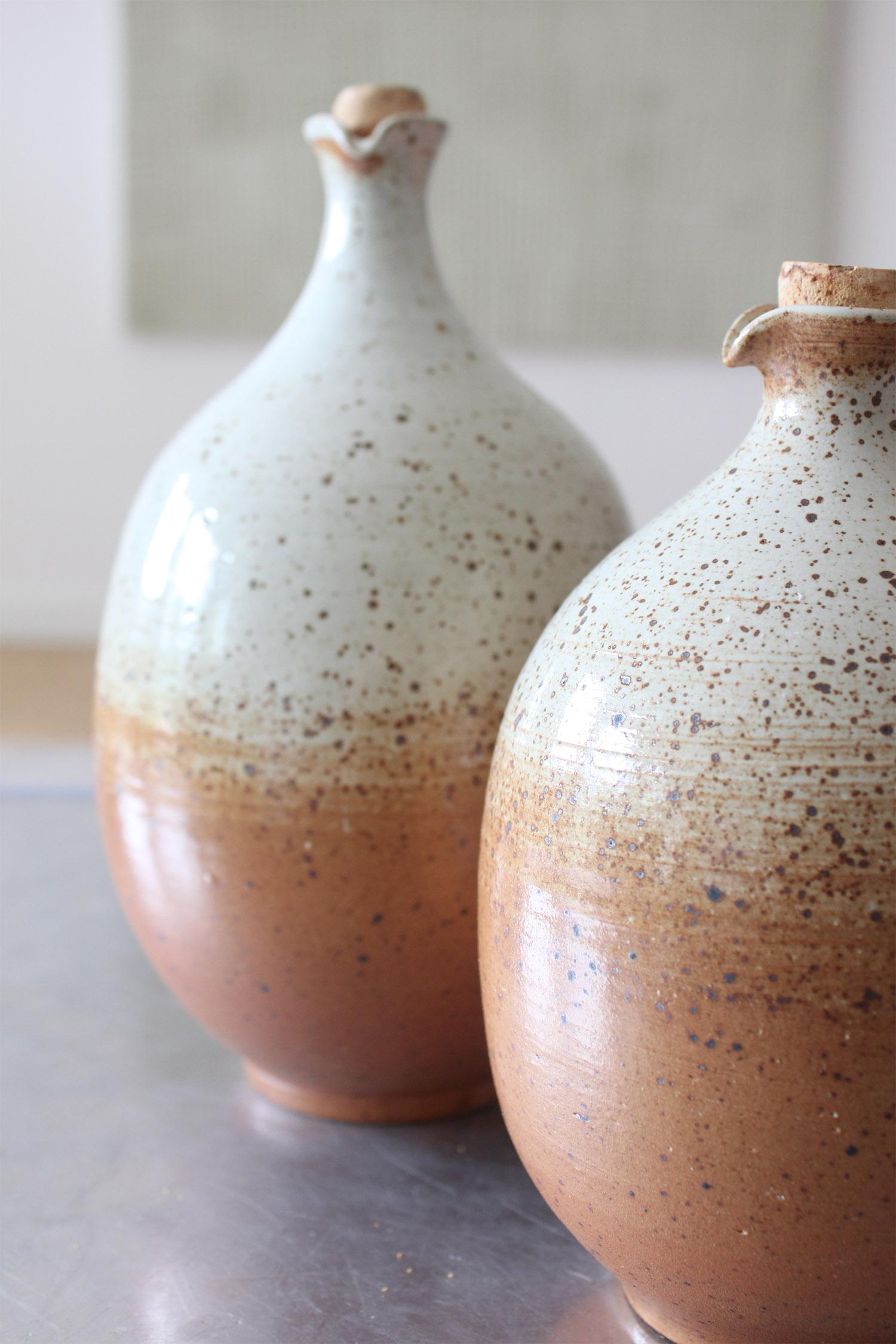 Organique Ensemble de 2 vases pour Vinegar et huile fabriqués par un artisan français à glaçure émaillée en vente