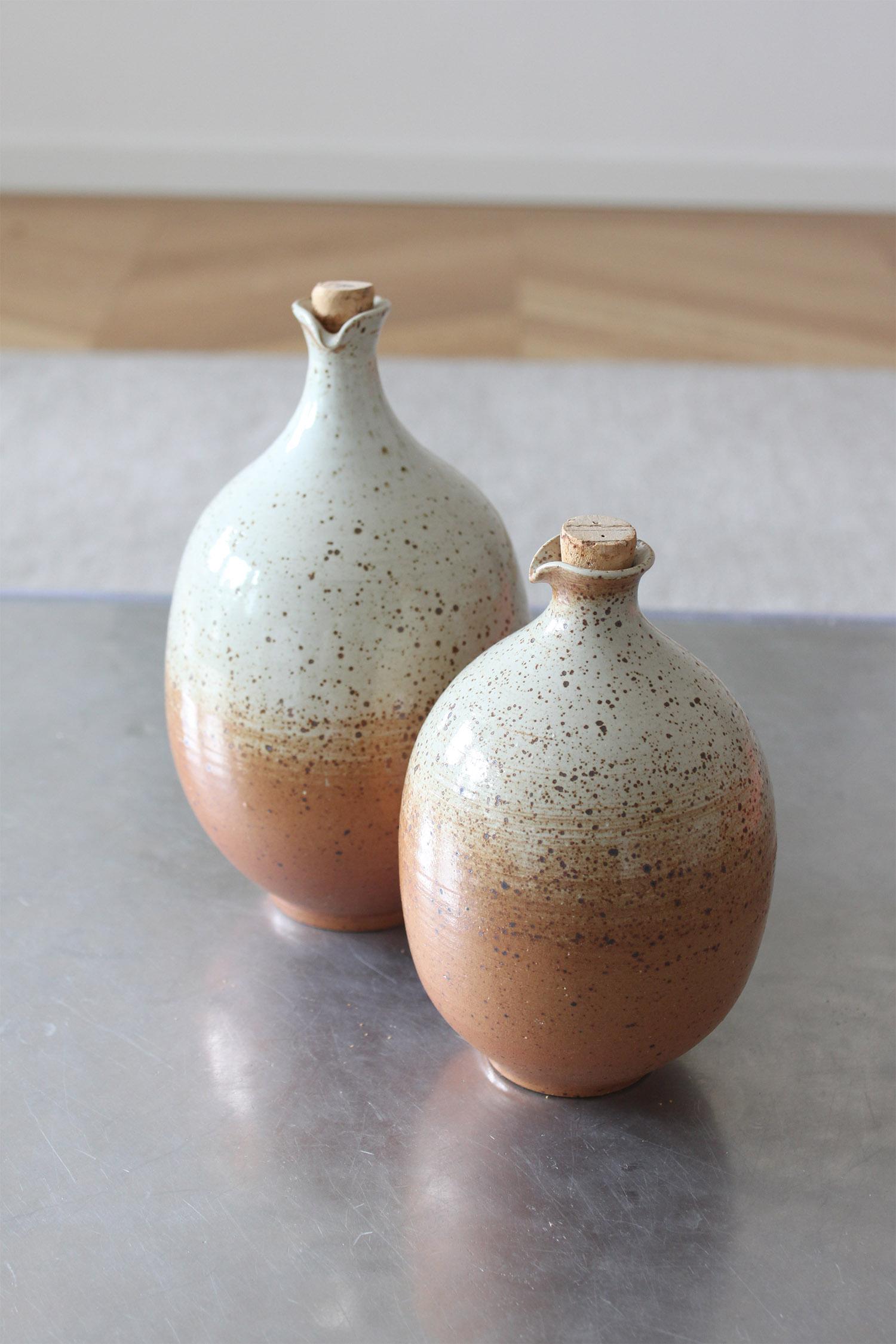 Français Ensemble de 2 vases pour Vinegar et huile fabriqués par un artisan français à glaçure émaillée en vente
