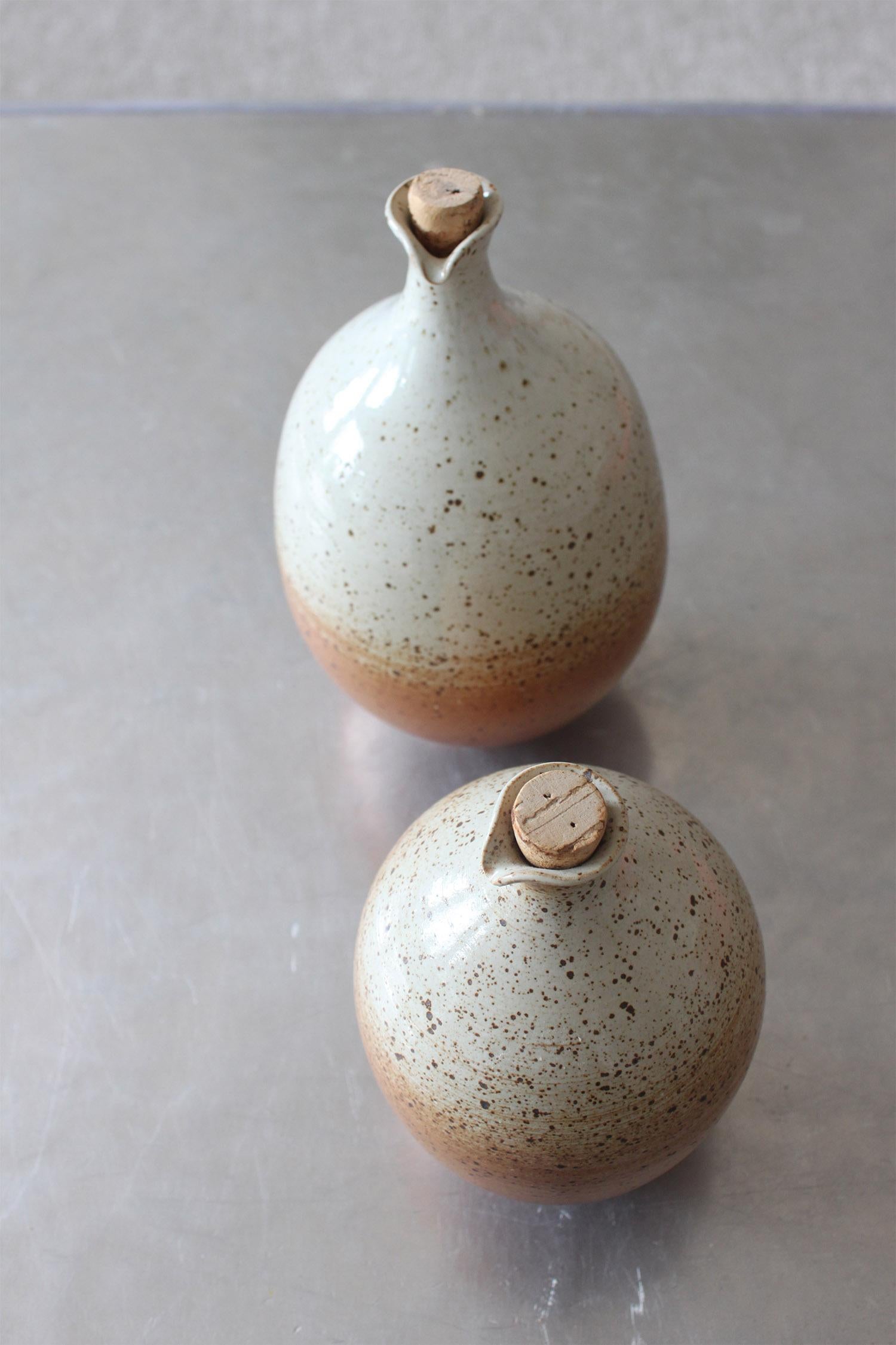 Fait main Ensemble de 2 vases pour Vinegar et huile fabriqués par un artisan français à glaçure émaillée en vente
