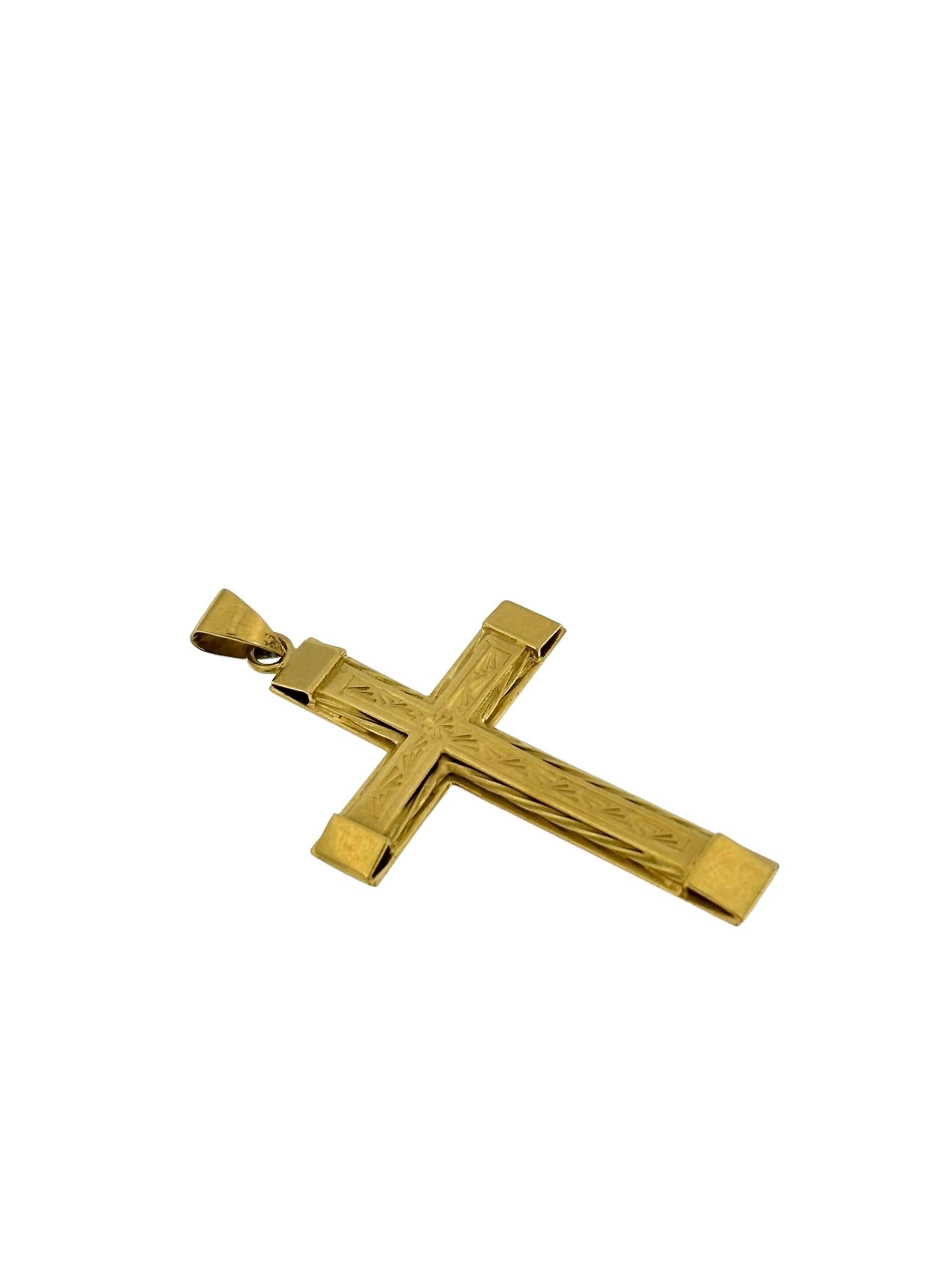 French Artisan Yellow Gold Cross with Leaves Pattern Carving In Good Condition In Esch sur Alzette, Esch-sur-Alzette