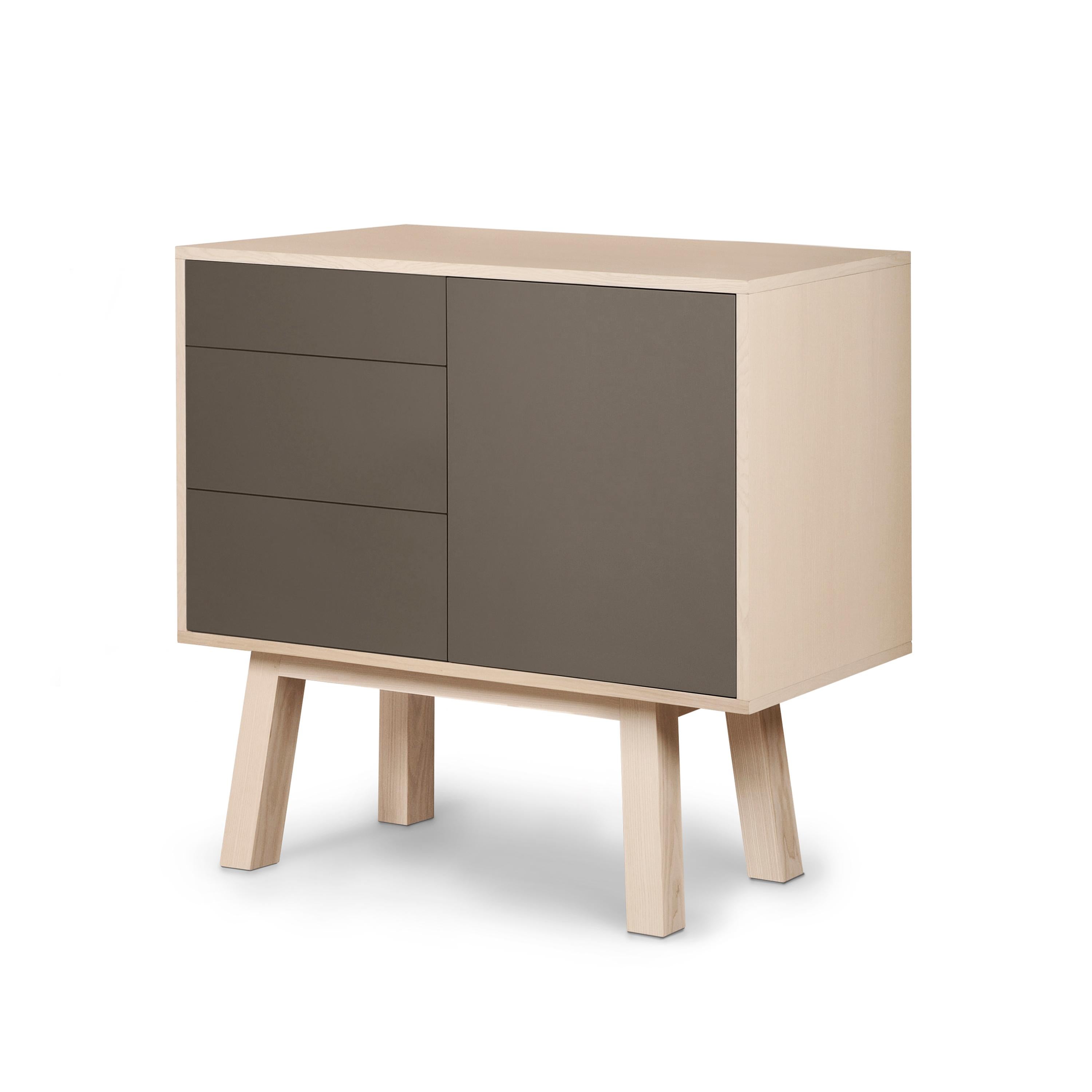 Mueble de madera de diseño francés artesanal gris chocolate de 1 puerta y 3 cajones Escandinavo moderno en venta