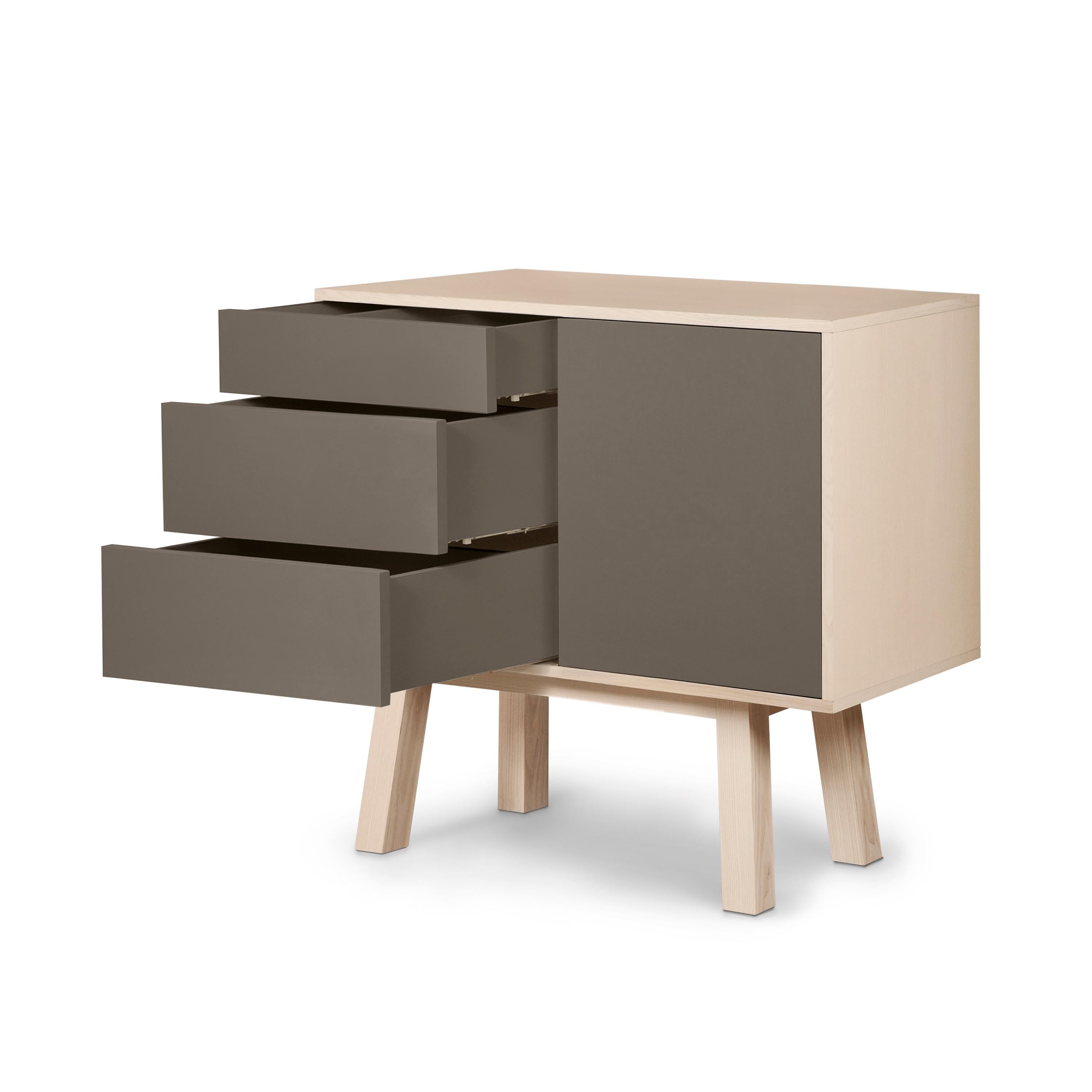 Mueble de madera de diseño francés artesanal gris chocolate de 1 puerta y 3 cajones Francés en venta
