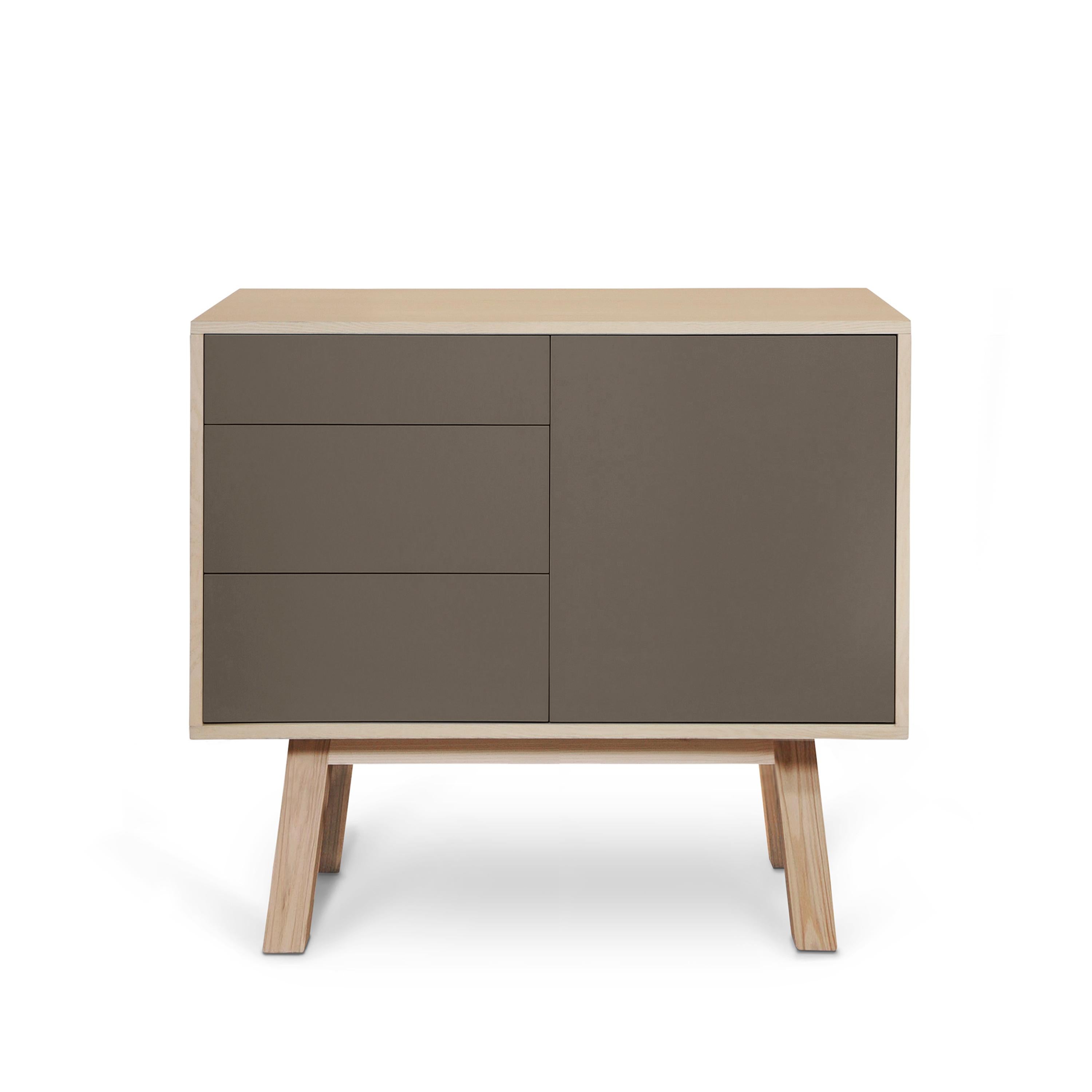 Mueble de madera de diseño francés artesanal gris chocolate de 1 puerta y 3 cajones Lacado en venta