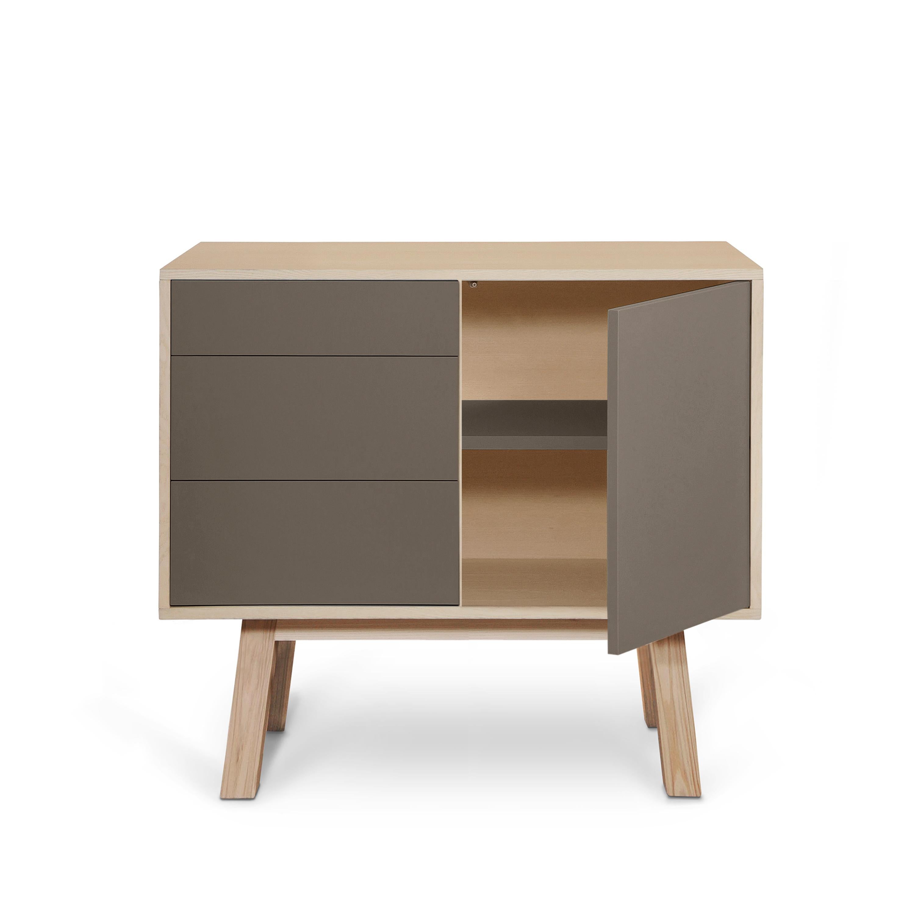 Mueble de madera de diseño francés artesanal gris chocolate de 1 puerta y 3 cajones en Nuevo estado para la venta en Landivy, FR
