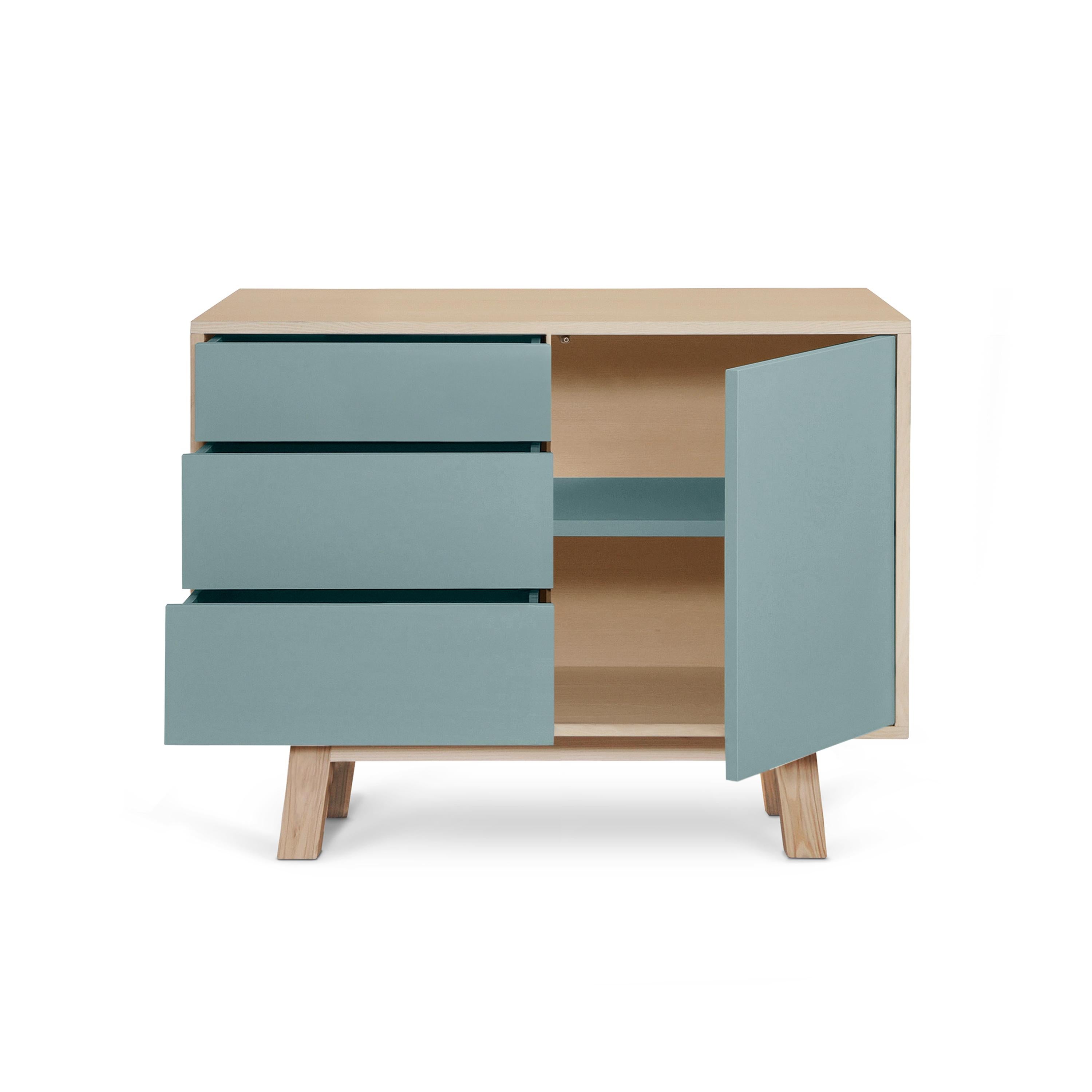 Este aparador de 1 puerta y 3 cajones ha sido diseñado por Eric Gizard - París.

Está fabricada al 100% en Francia con madera maciza de fresno, chapa de madera y puertas lacadas en paneles de MDF. 

Cada puerta y cada cajón se abren con una presión