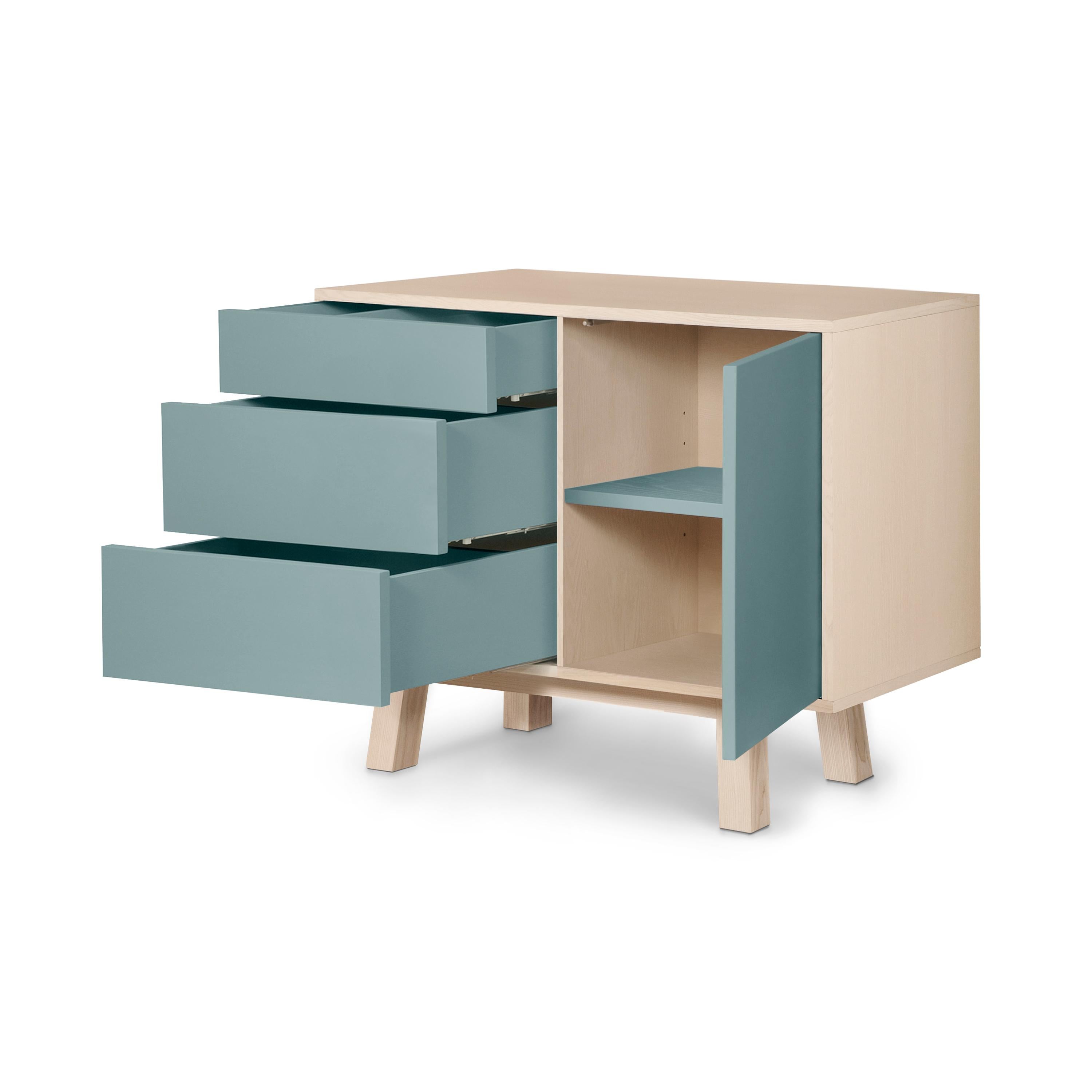 Armario bajo de madera artesanal francés 1 puerta 3 cajones gris azul Escandinavo moderno en venta