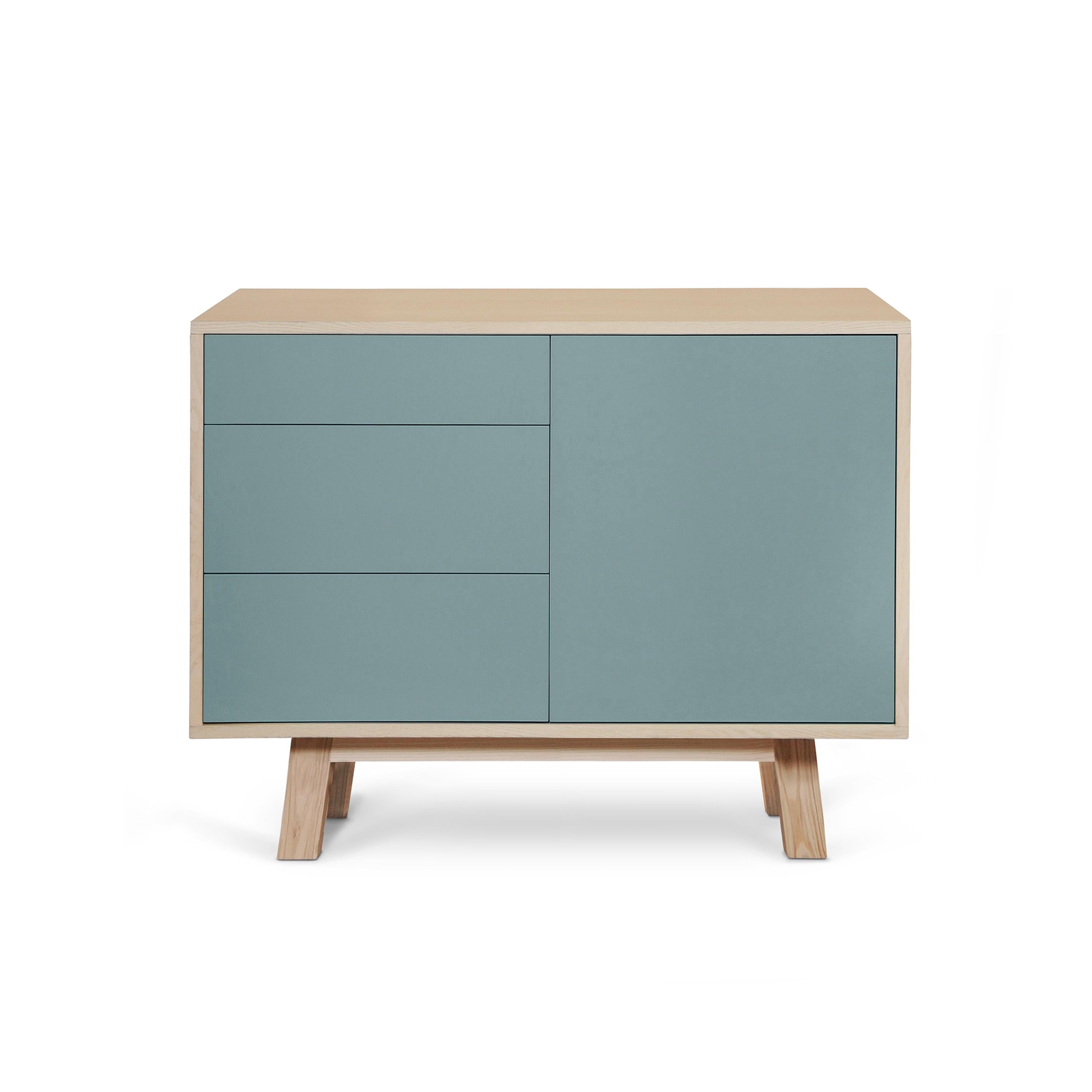 Armario bajo de madera artesanal francés 1 puerta 3 cajones gris azul Lacado en venta