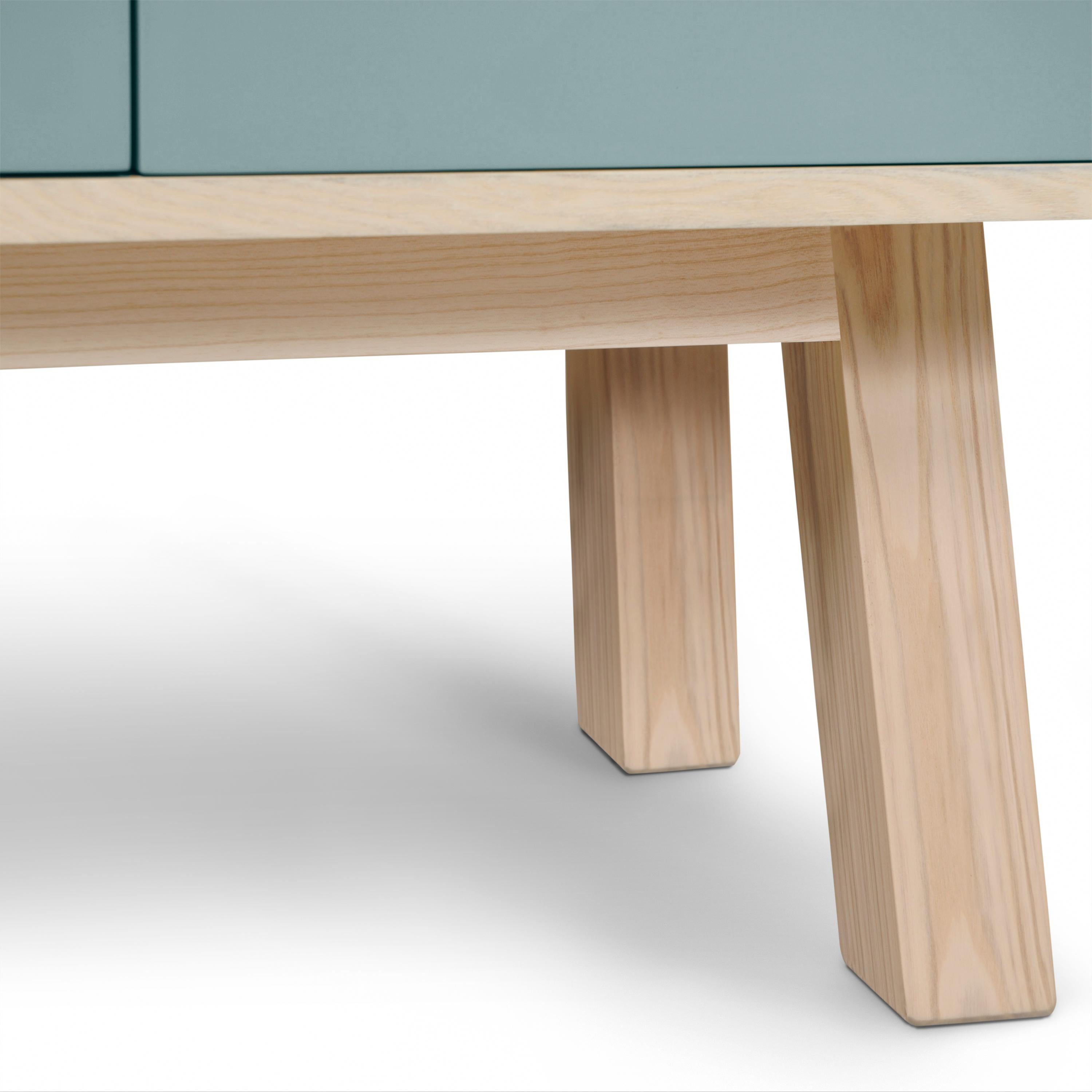 Armario artesanal francés de madera azul grisácea de 1 puerta y 3 cajones del diseñador E. Gizard en venta 2