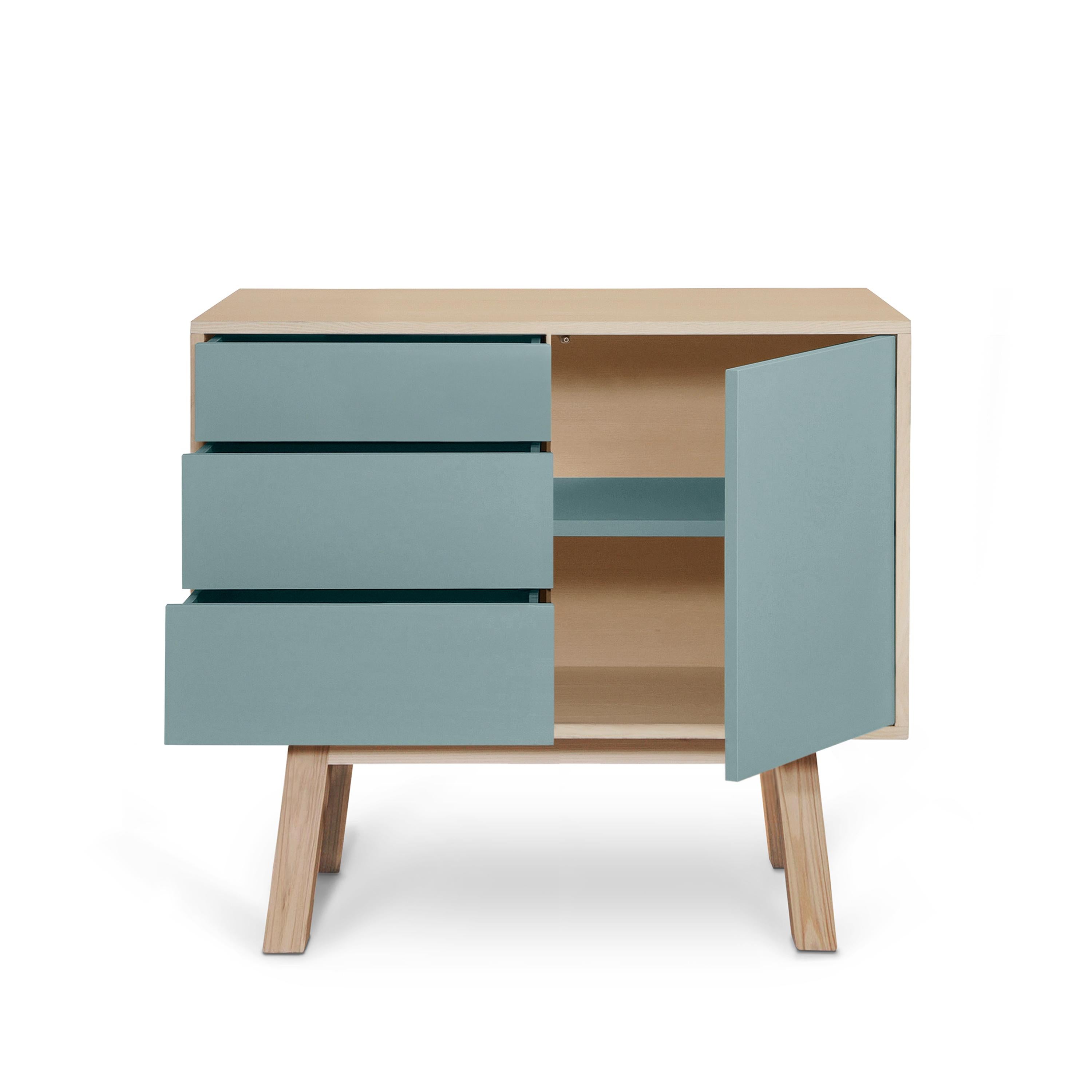 Este armario de 1 puerta y 3 cajones ha sido diseñado por Eric Gizard - París.

Está fabricada al 100% en Francia con madera maciza de fresno, chapa de madera y puertas lacadas en paneles de MDF. 

Cada puerta y cada cajón se abren con una presión