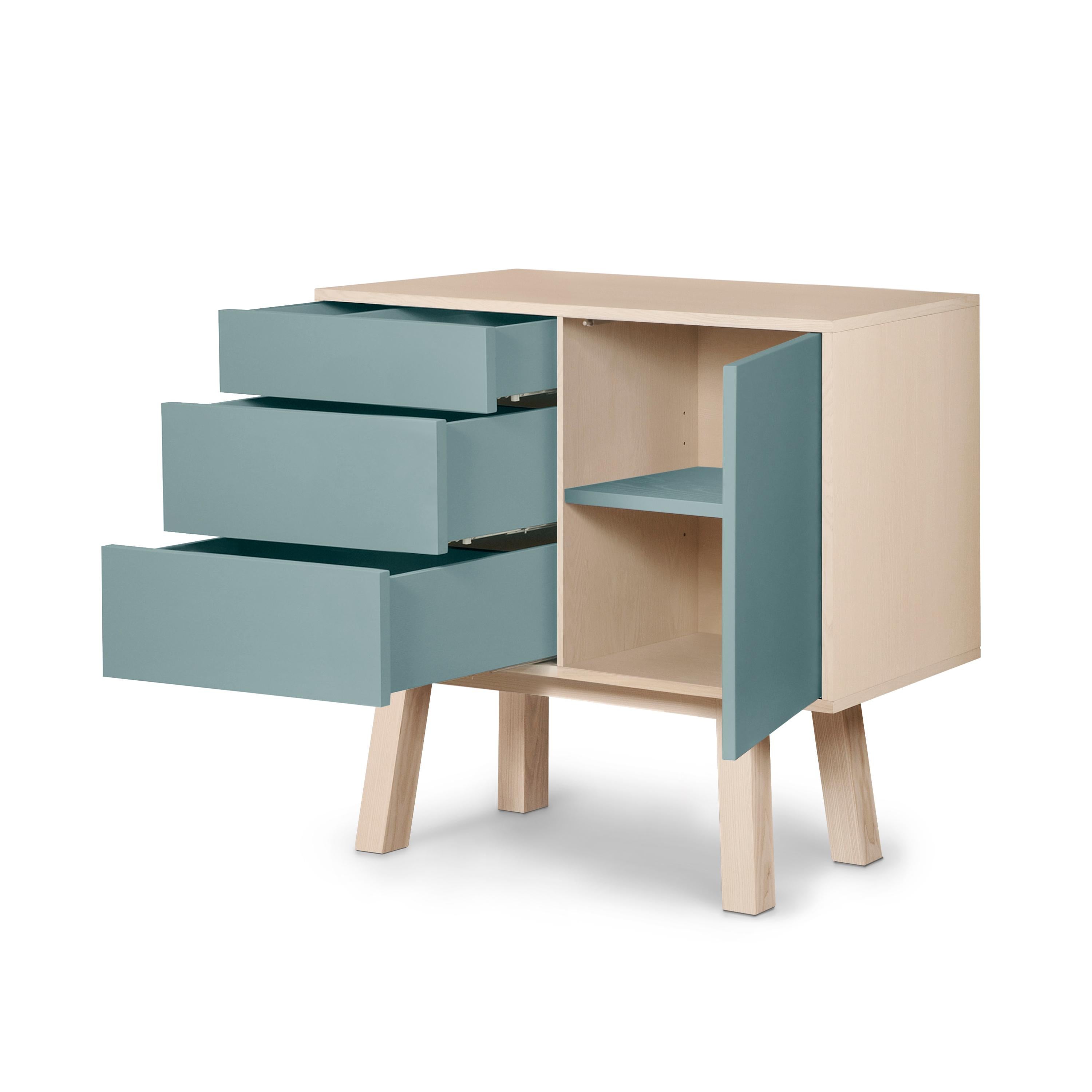 Armario artesanal francés de madera azul grisácea de 1 puerta y 3 cajones del diseñador E. Gizard Escandinavo moderno en venta