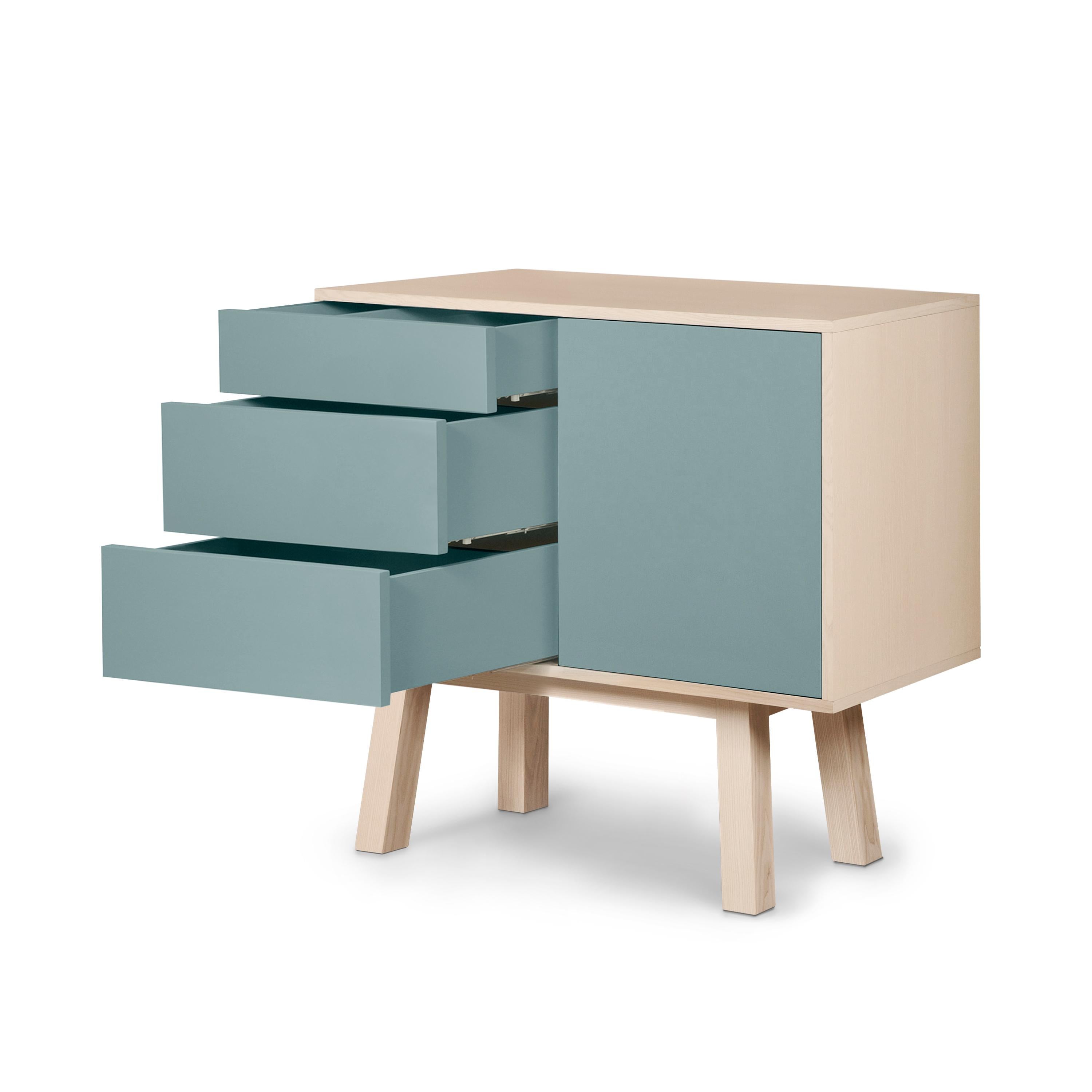 Armario artesanal francés de madera azul grisácea de 1 puerta y 3 cajones del diseñador E. Gizard Francés en venta