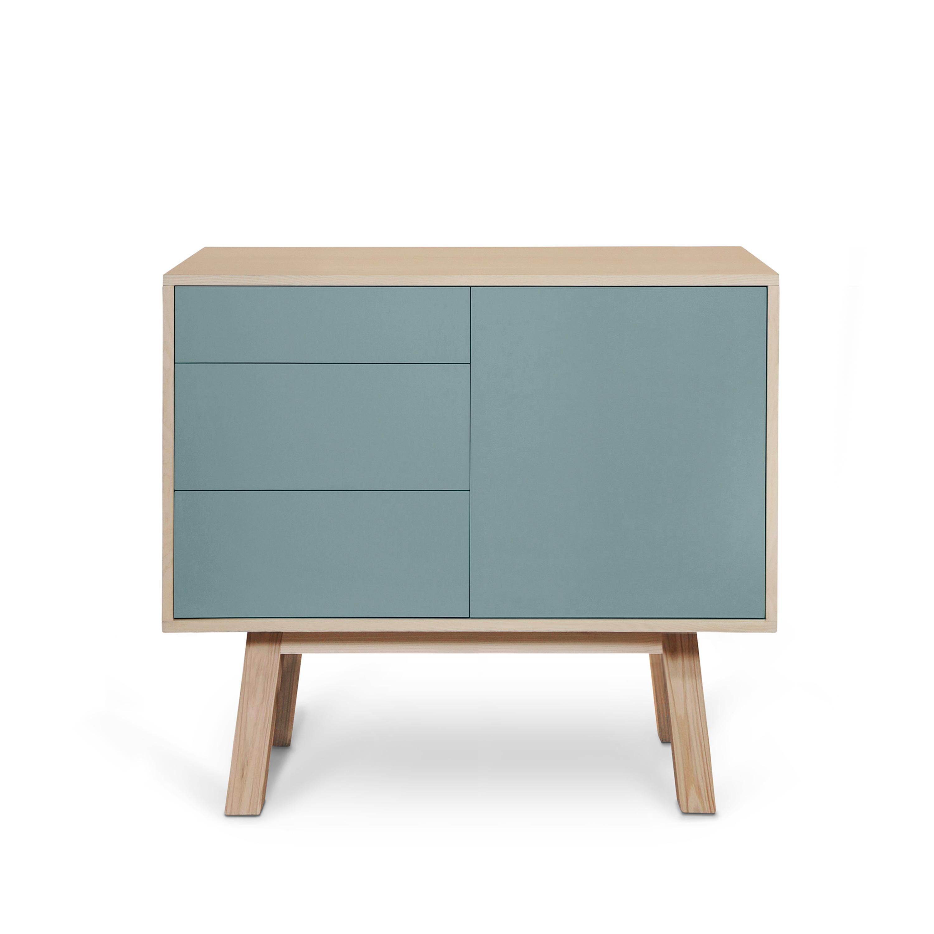 Armario artesanal francés de madera azul grisácea de 1 puerta y 3 cajones del diseñador E. Gizard Lacado en venta