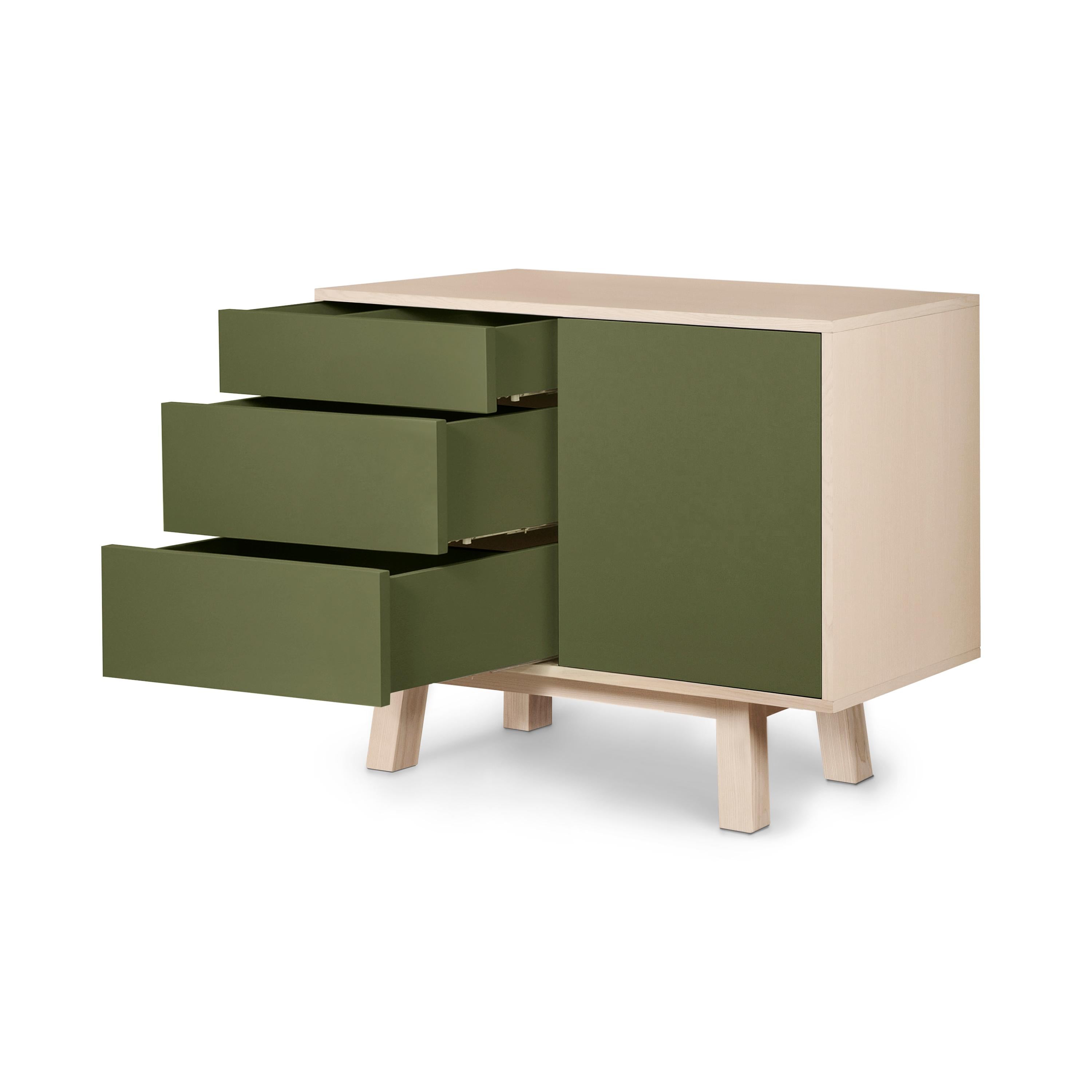 Aparador bajo artesanal francés de 1 puerta y 3 cajones de madera verde de E. Gizard, París Siglo XXI y contemporáneo en venta