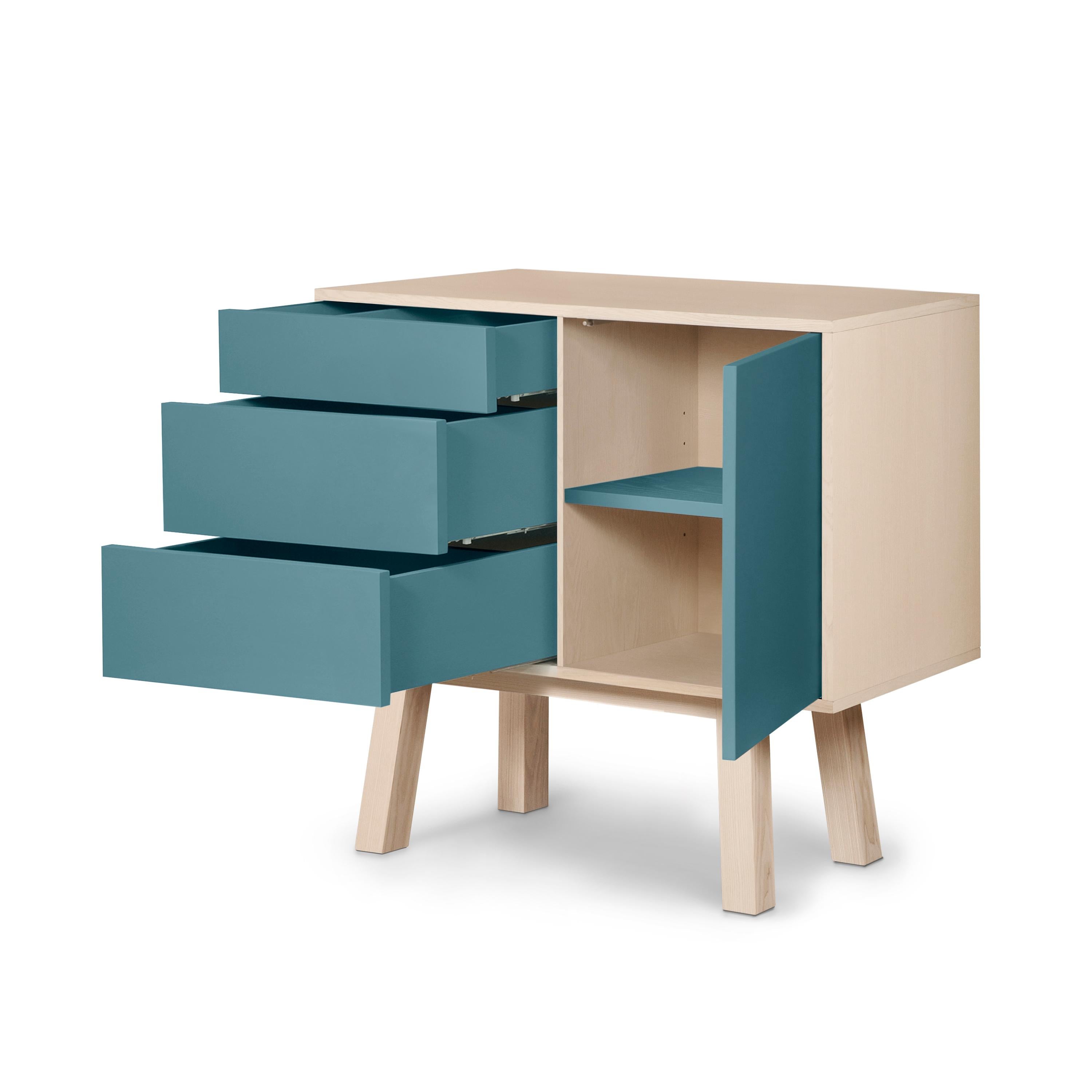 Questo mobile a 1 anta e 3 cassetti è stato progettato da Eric Gizard - Parigi.

È realizzato al 100% in Francia con legno massiccio di frassino, impiallacciatura e ante laccate in pannelli MDF. 

Ogni sportello e ogni cassetto si apre con una