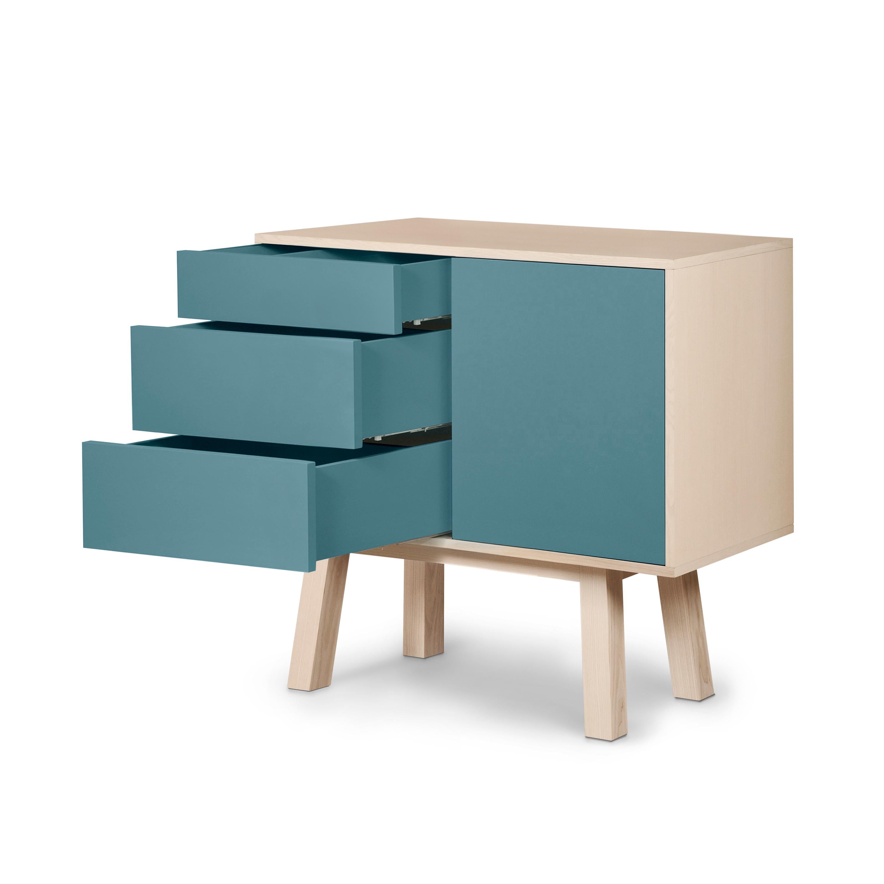 Scandinavo moderno Credenza artigianale francese in legno a 1 porta e 3 cassetti di colore azzurro personalizzabile in vendita