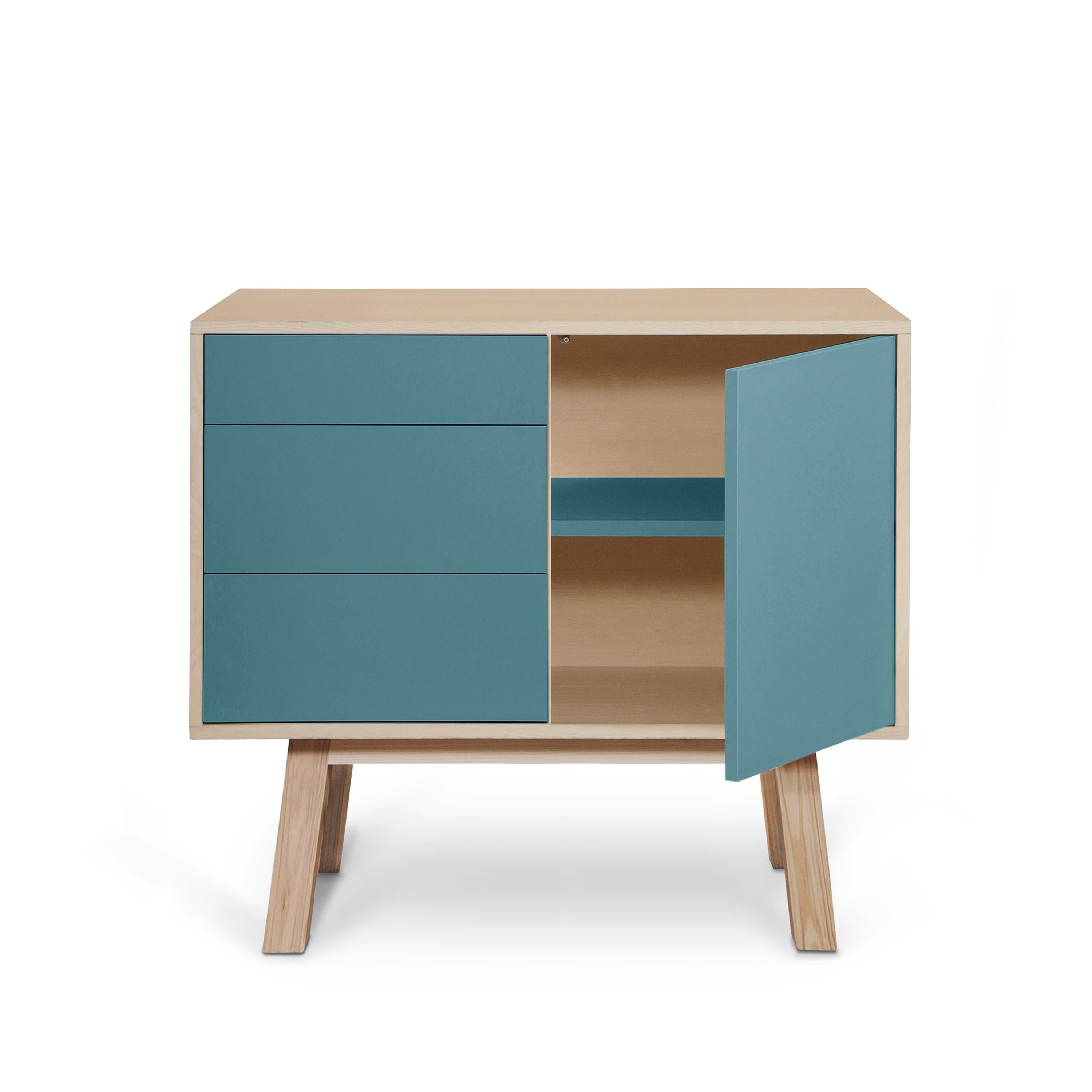 Francese Credenza artigianale francese in legno a 1 porta e 3 cassetti di colore azzurro personalizzabile in vendita
