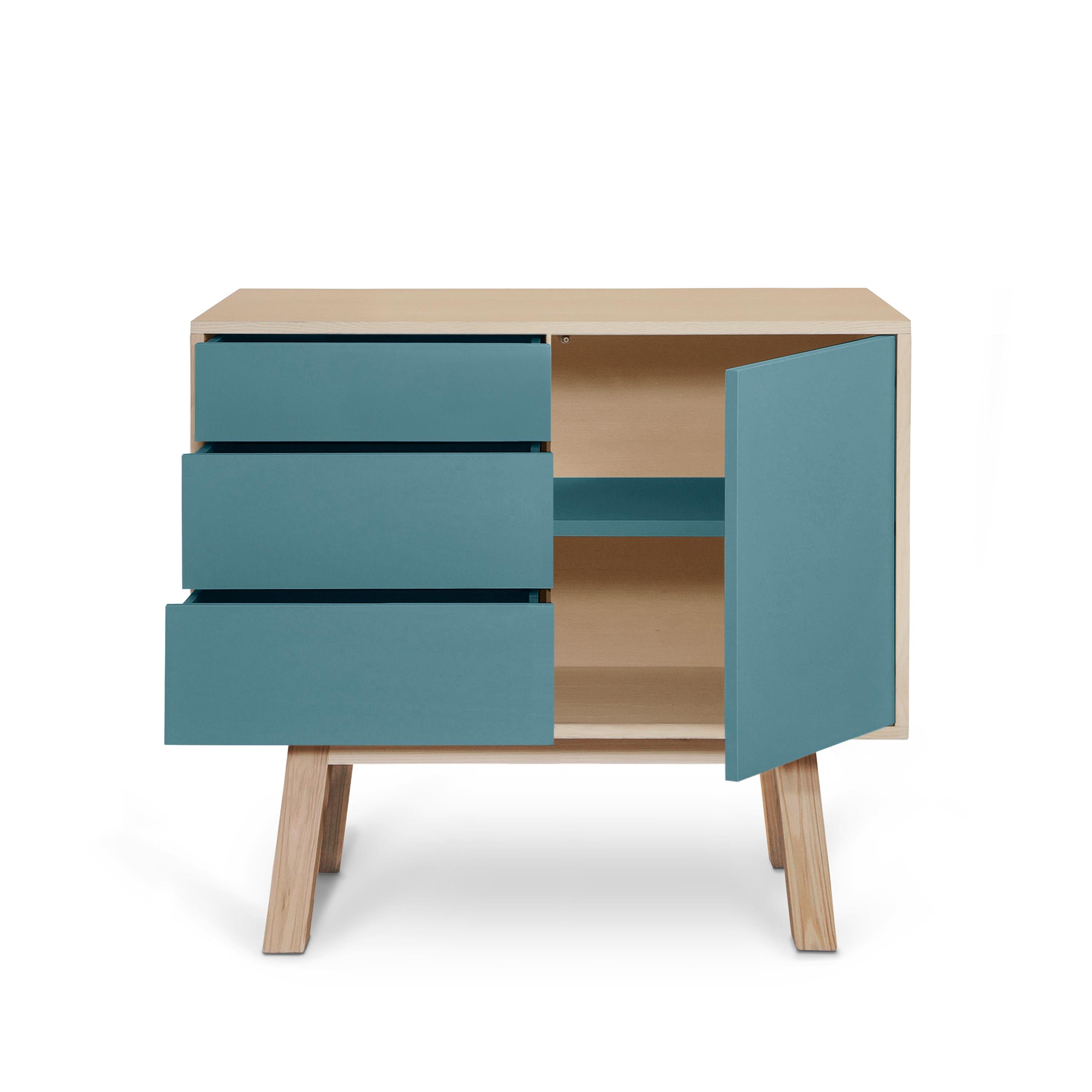 Laccato Credenza artigianale francese in legno a 1 porta e 3 cassetti di colore azzurro personalizzabile in vendita