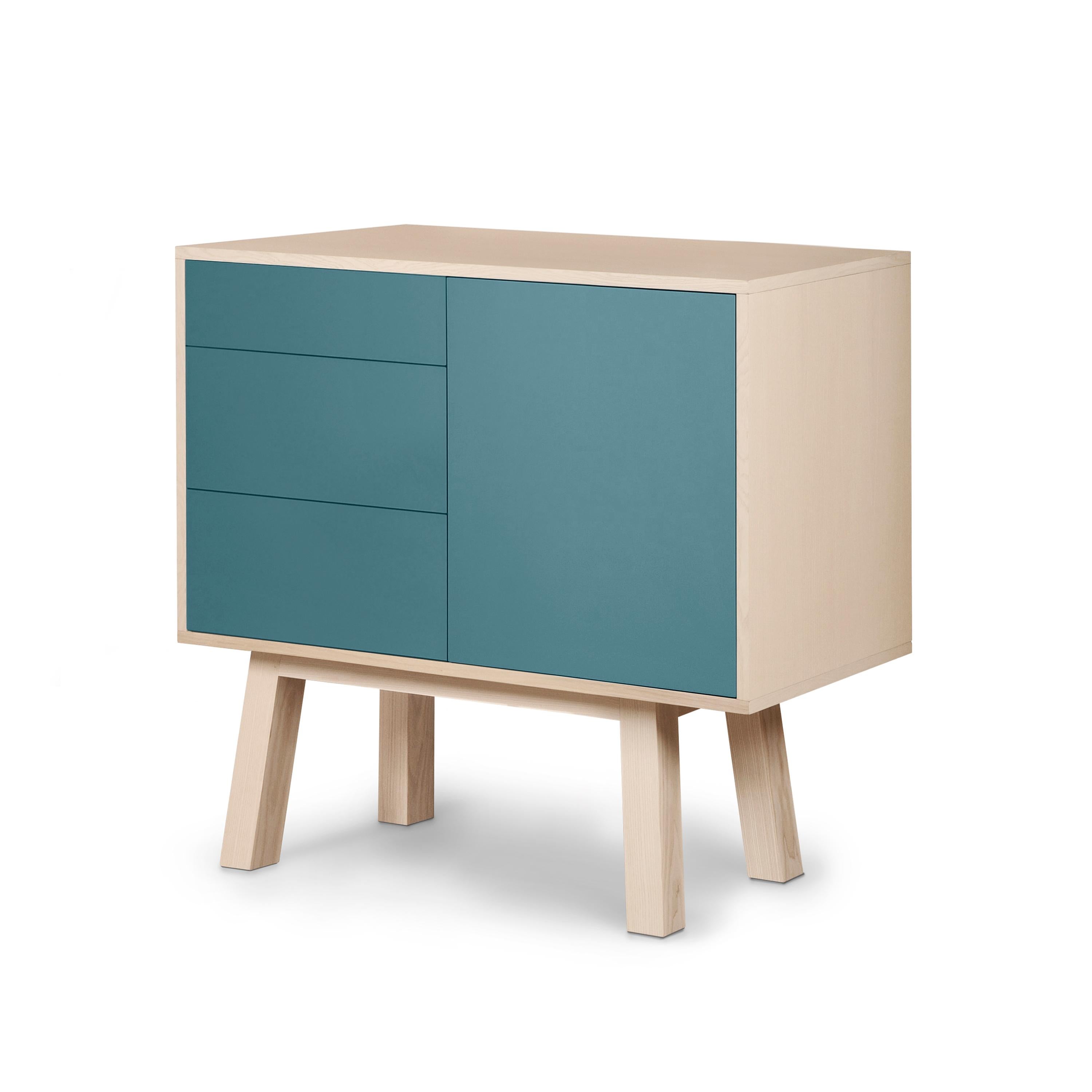 Credenza artigianale francese in legno a 1 porta e 3 cassetti di colore azzurro personalizzabile In condizioni Nuovo in vendita a Landivy, FR