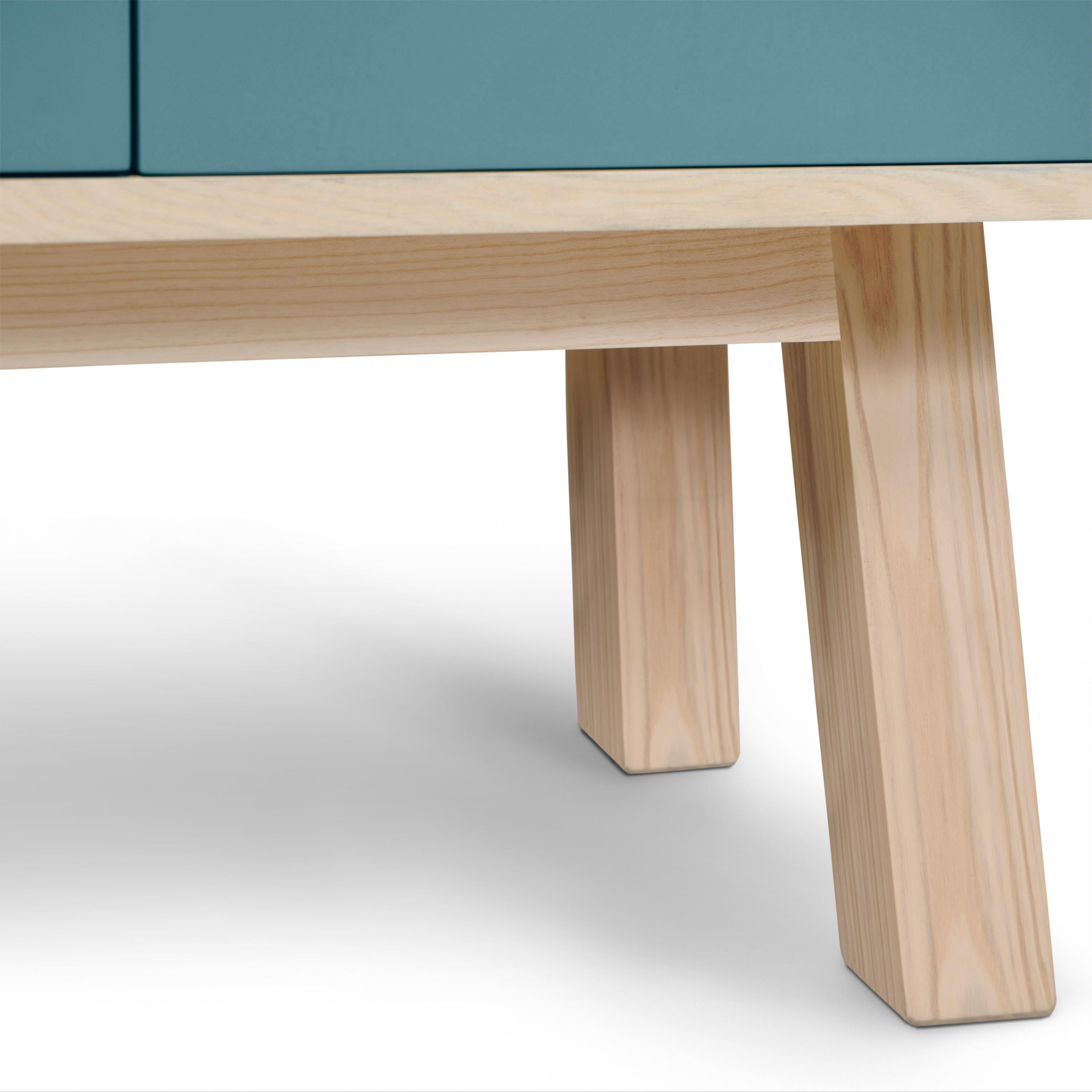 XXI secolo e contemporaneo Credenza artigianale francese in legno a 1 porta e 3 cassetti di colore azzurro personalizzabile in vendita