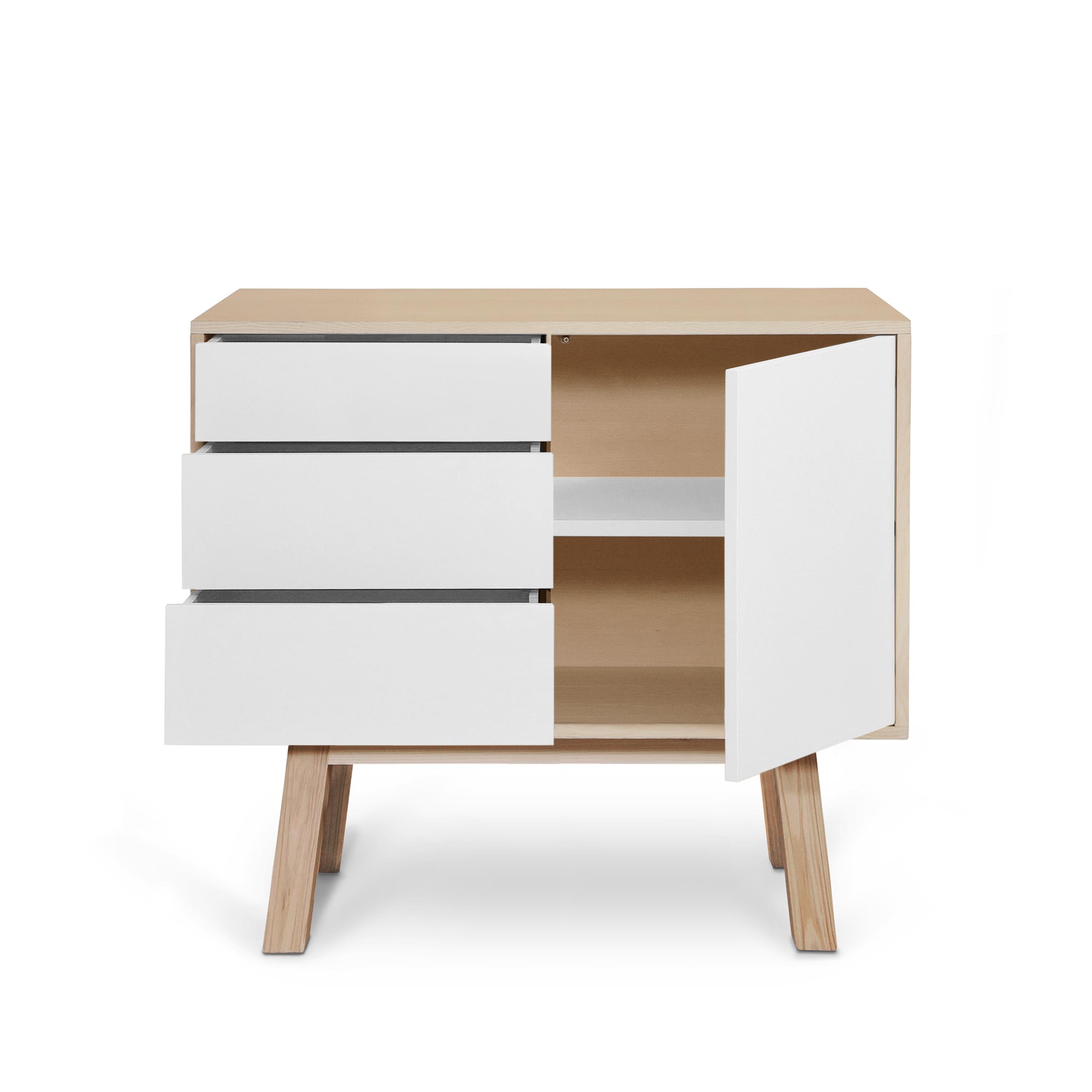 Este armario de 1 puerta y 3 cajones ha sido diseñado por Eric Gizard - París.

Está fabricada al 100% en Francia con madera maciza de fresno, chapa de madera y puertas lacadas en paneles de MDF. 

Cada puerta y cada cajón se abren con una presión