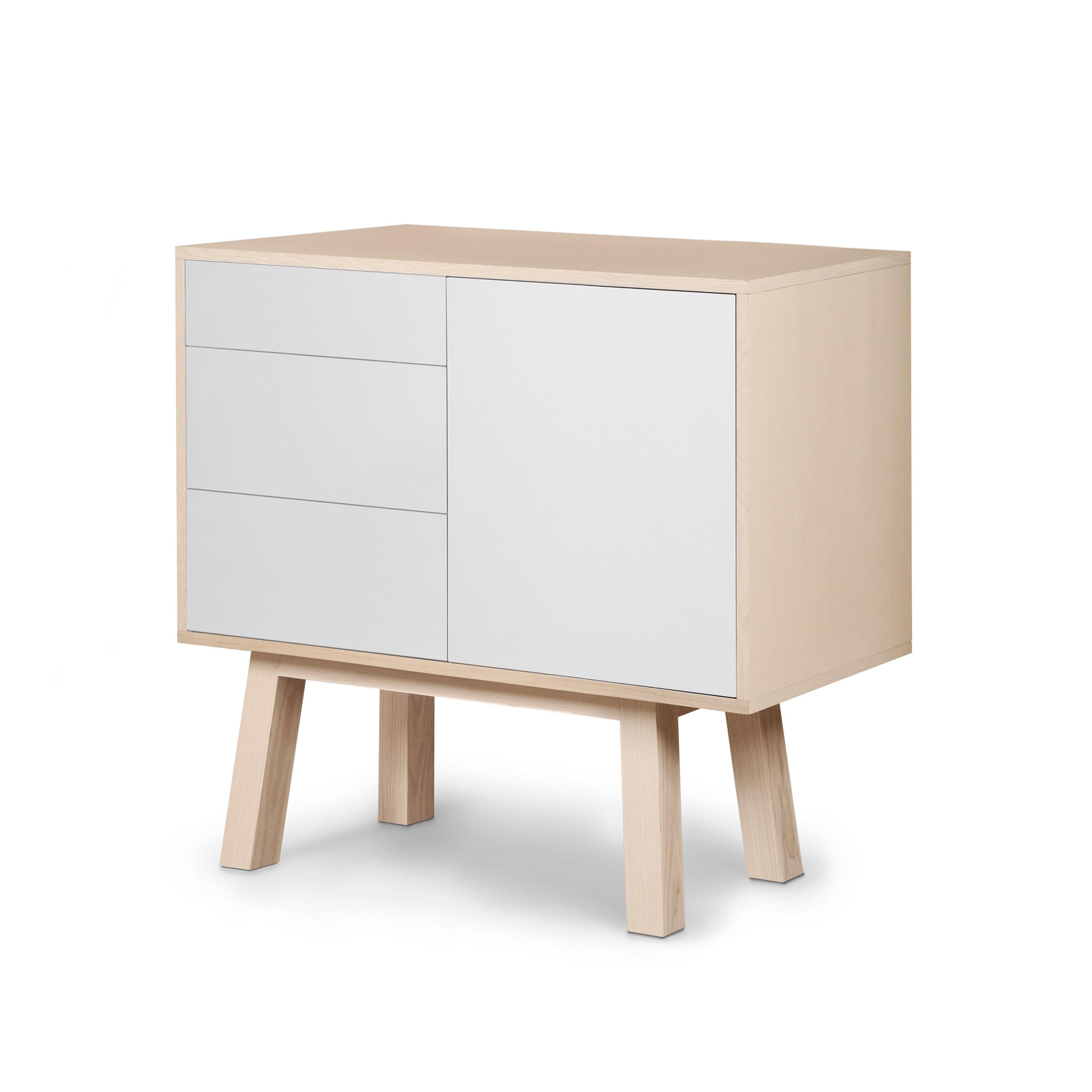 Armario artesanal francés de 1 puerta y 3 cajones de madera blanca, diseño de E. Gizard, París Escandinavo moderno en venta