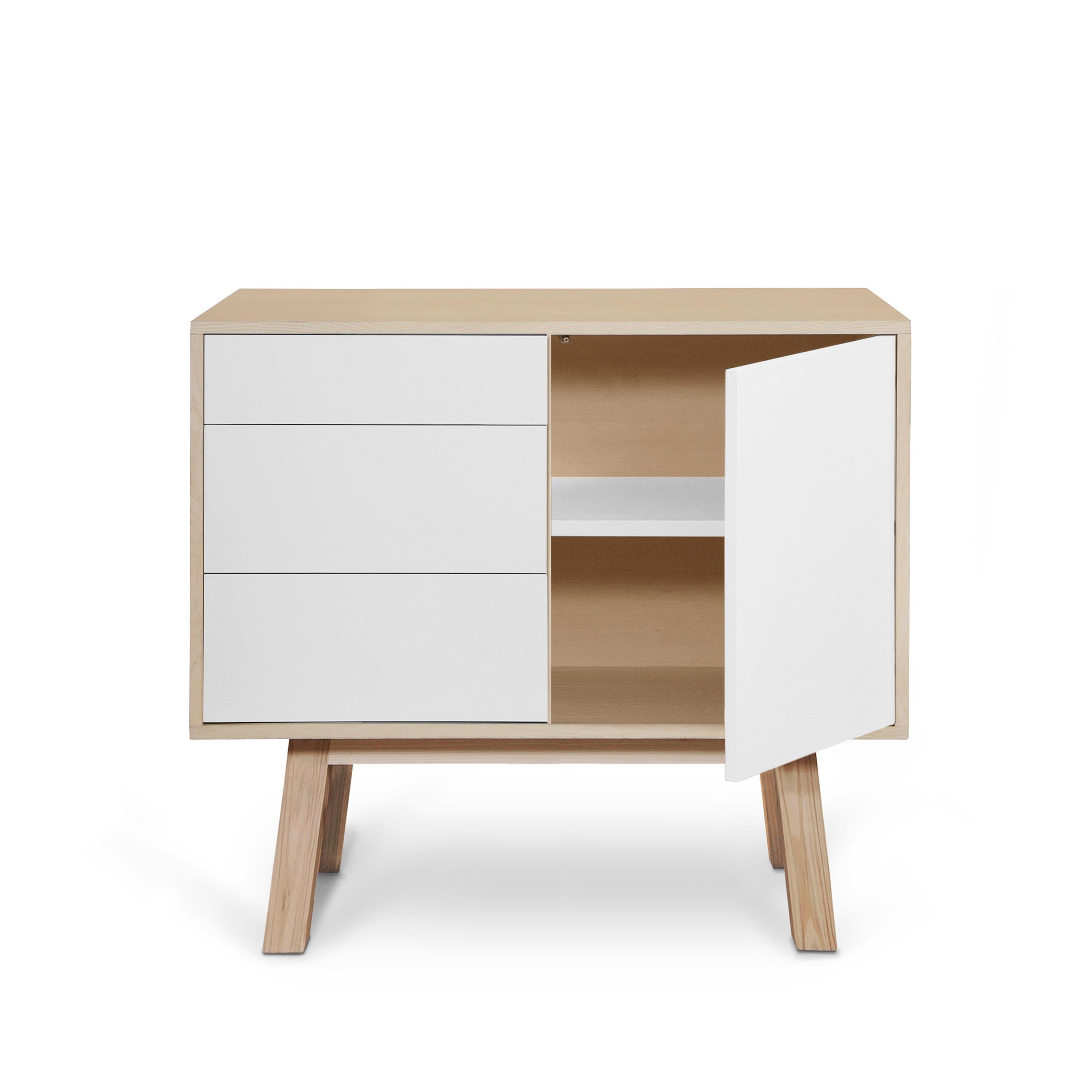 Armario artesanal francés de 1 puerta y 3 cajones de madera blanca, diseño de E. Gizard, París Siglo XXI y contemporáneo en venta