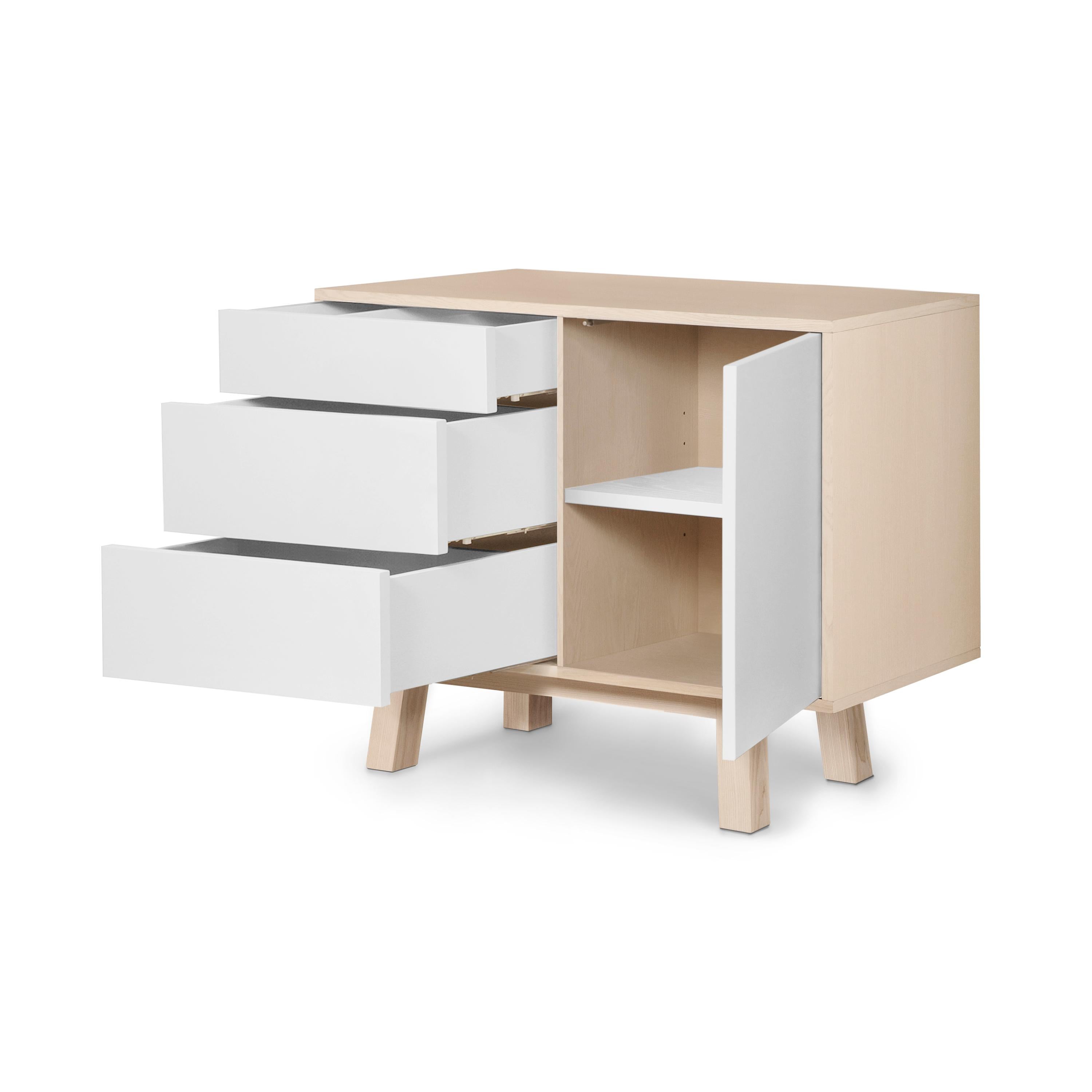 Aparador pequeño artesanal francés de madera baja blanca de 1 puerta y 3 cajones Escandinavo moderno en venta