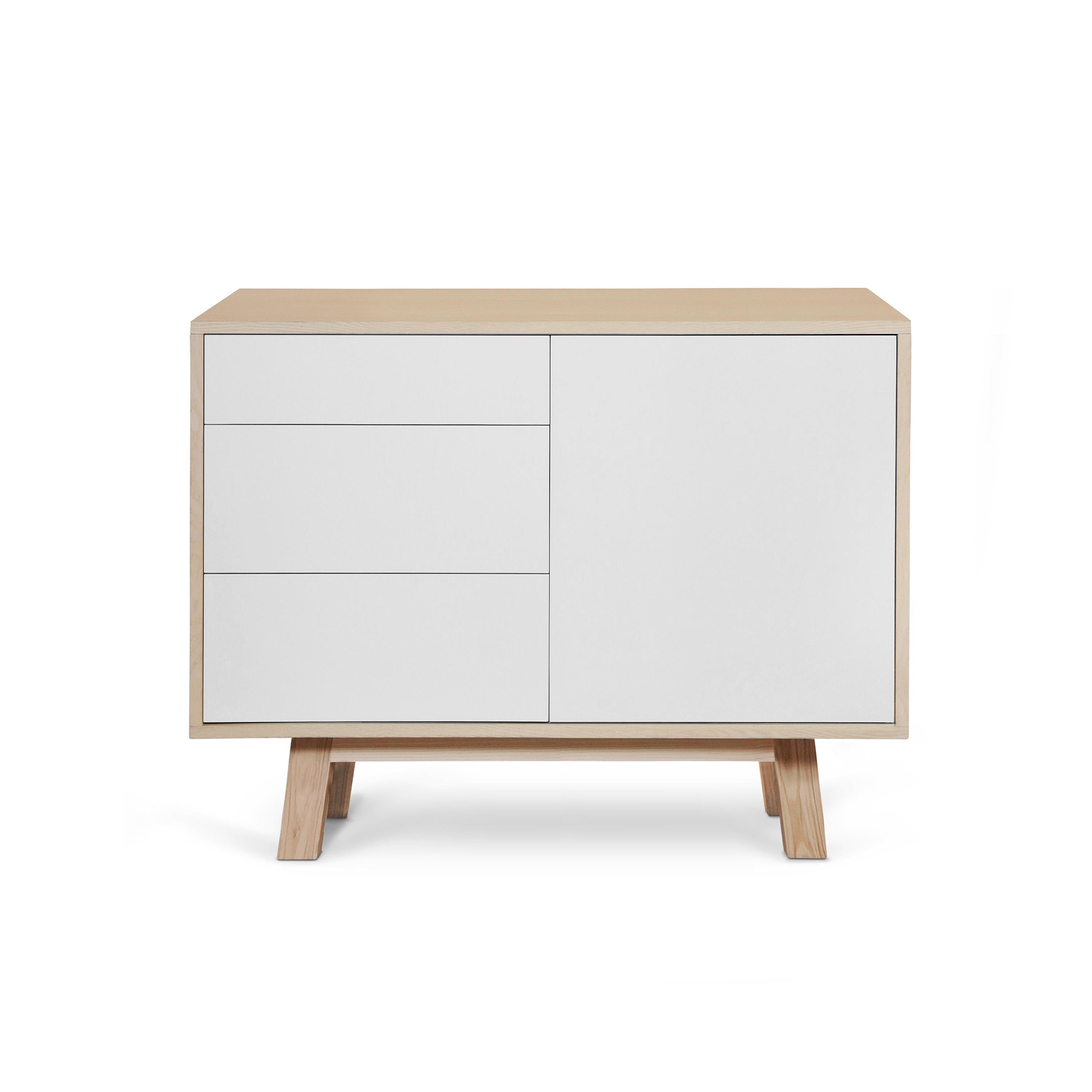 Aparador pequeño artesanal francés de madera baja blanca de 1 puerta y 3 cajones Francés en venta