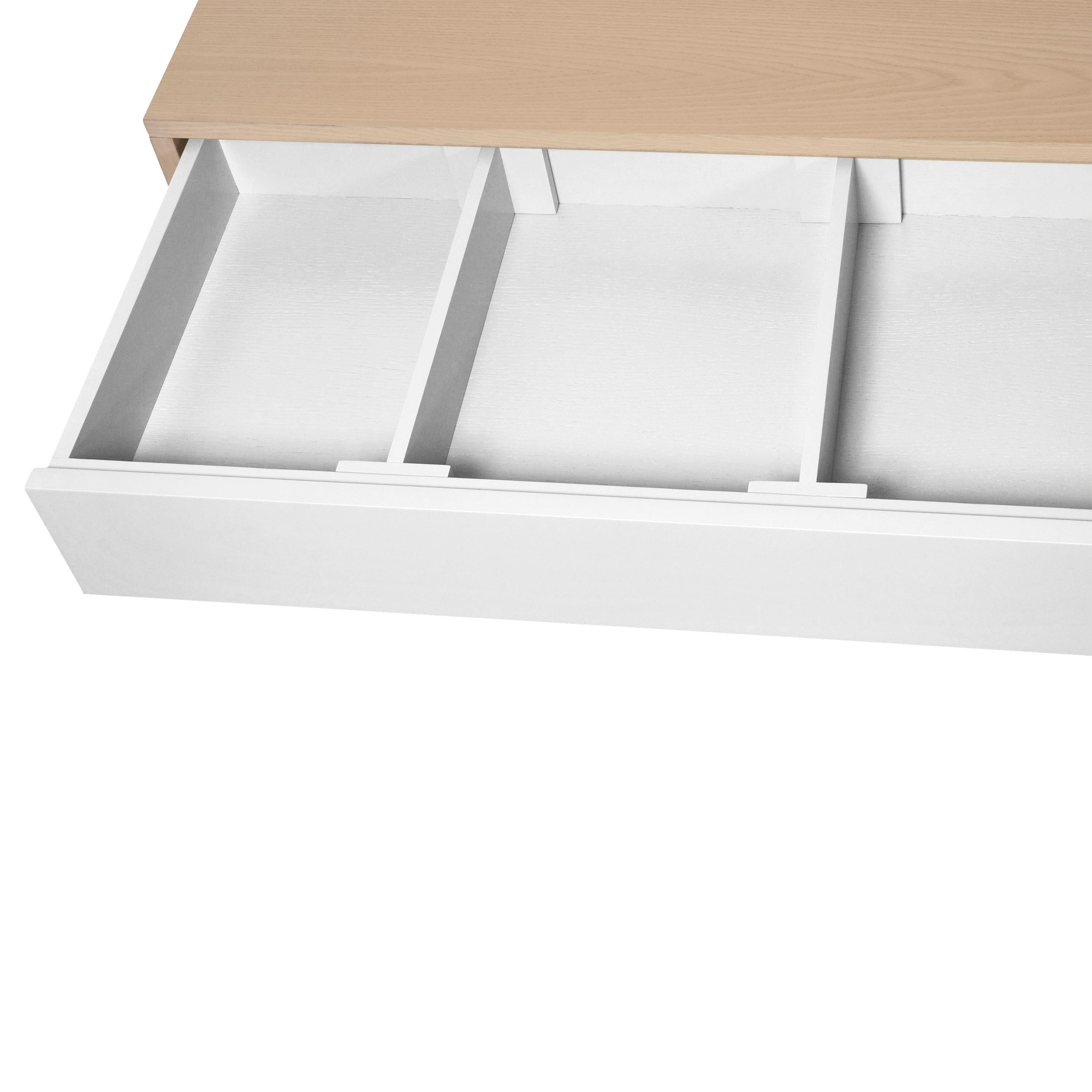 Aparador pequeño artesanal francés de madera baja blanca de 1 puerta y 3 cajones en venta 1