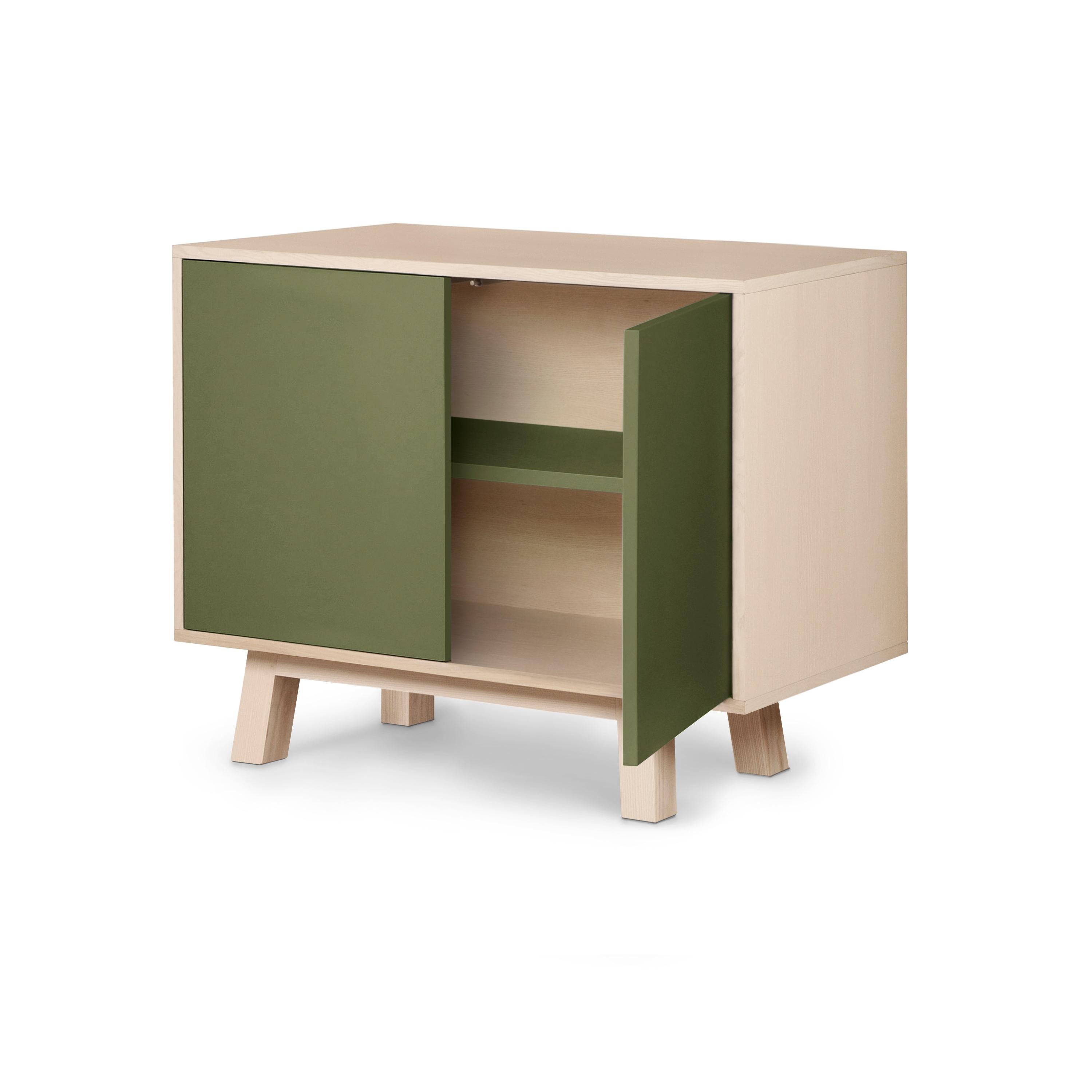 Este armario de 2 puertas está diseñado por Eric Gizard, París, y fabricado 100% a mano en Francia.

Está fabricada con madera maciza de fresno francés, chapa de adh y puertas lacadas en paneles de MDF. 

Las 2 puertas se abren con una presión de