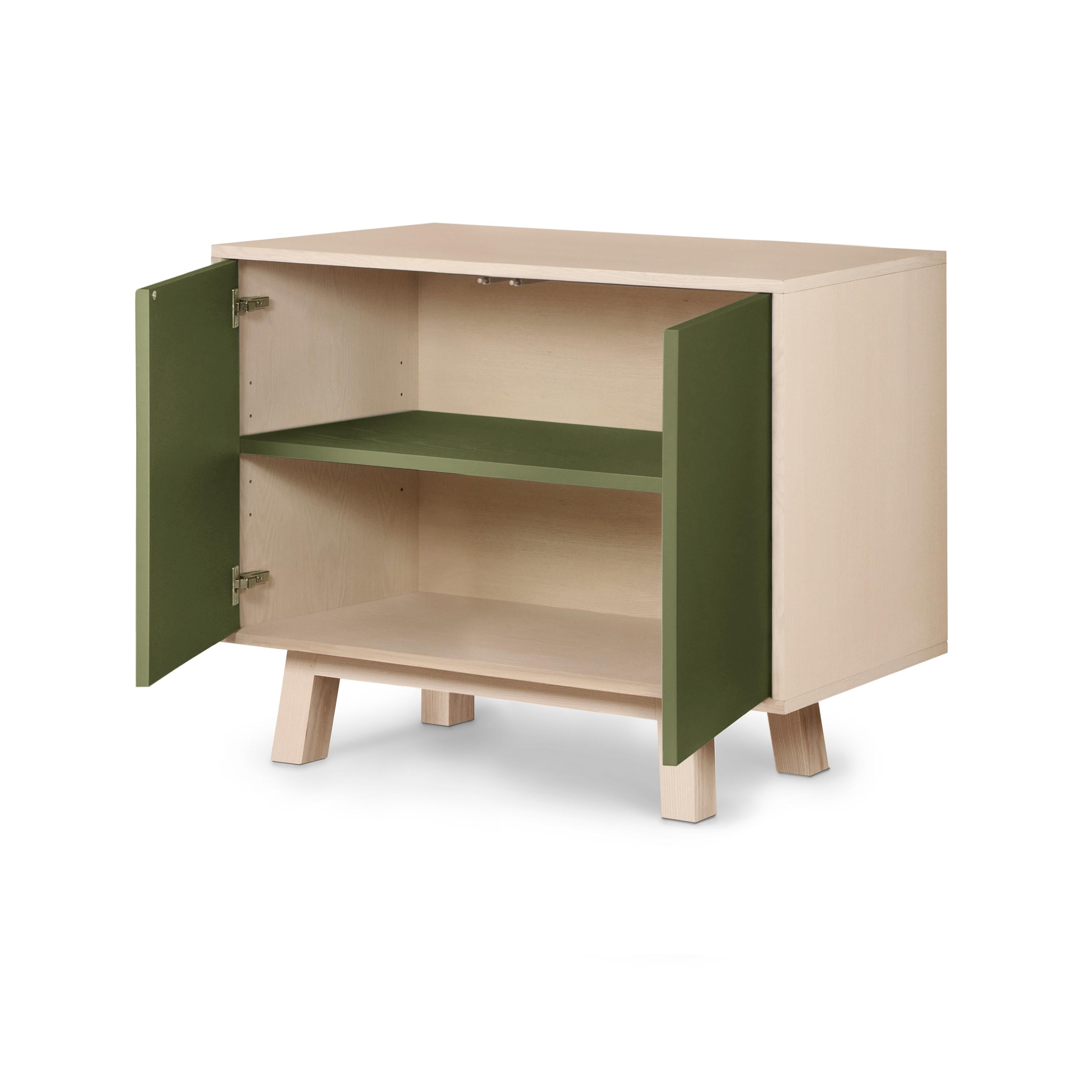 Mueble bajo artesanal francés de 2 puertas de madera verde, diseñado por Eric Gizard, París Francés en venta