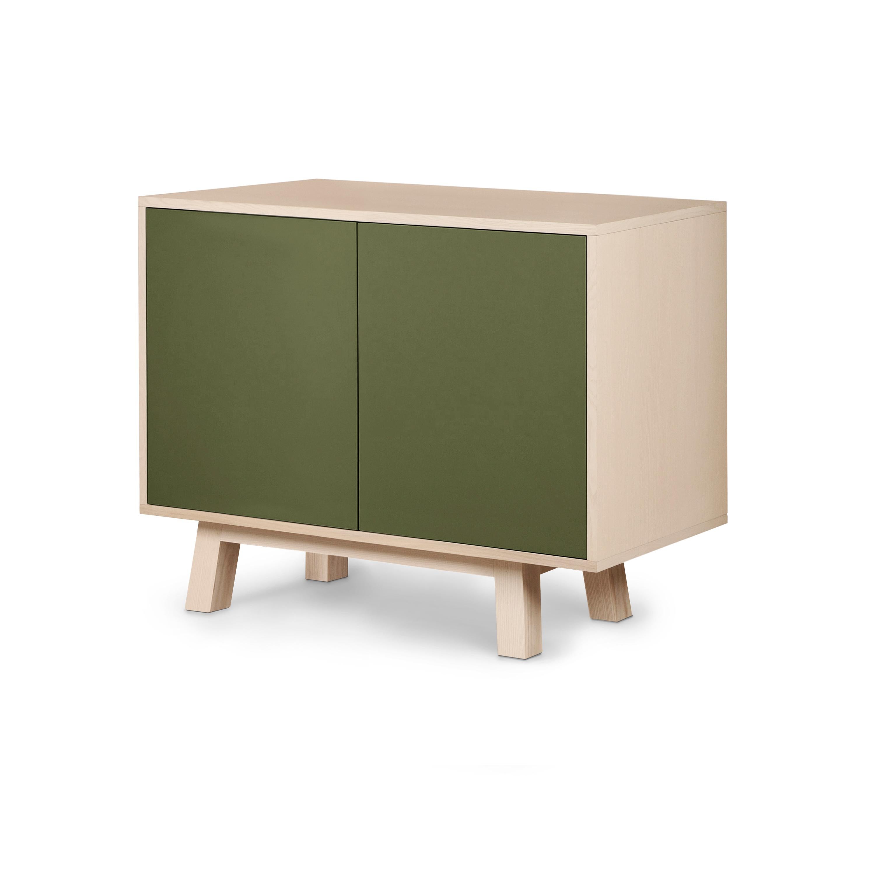 Mueble bajo artesanal francés de 2 puertas de madera verde, diseñado por Eric Gizard, París Lacado en venta