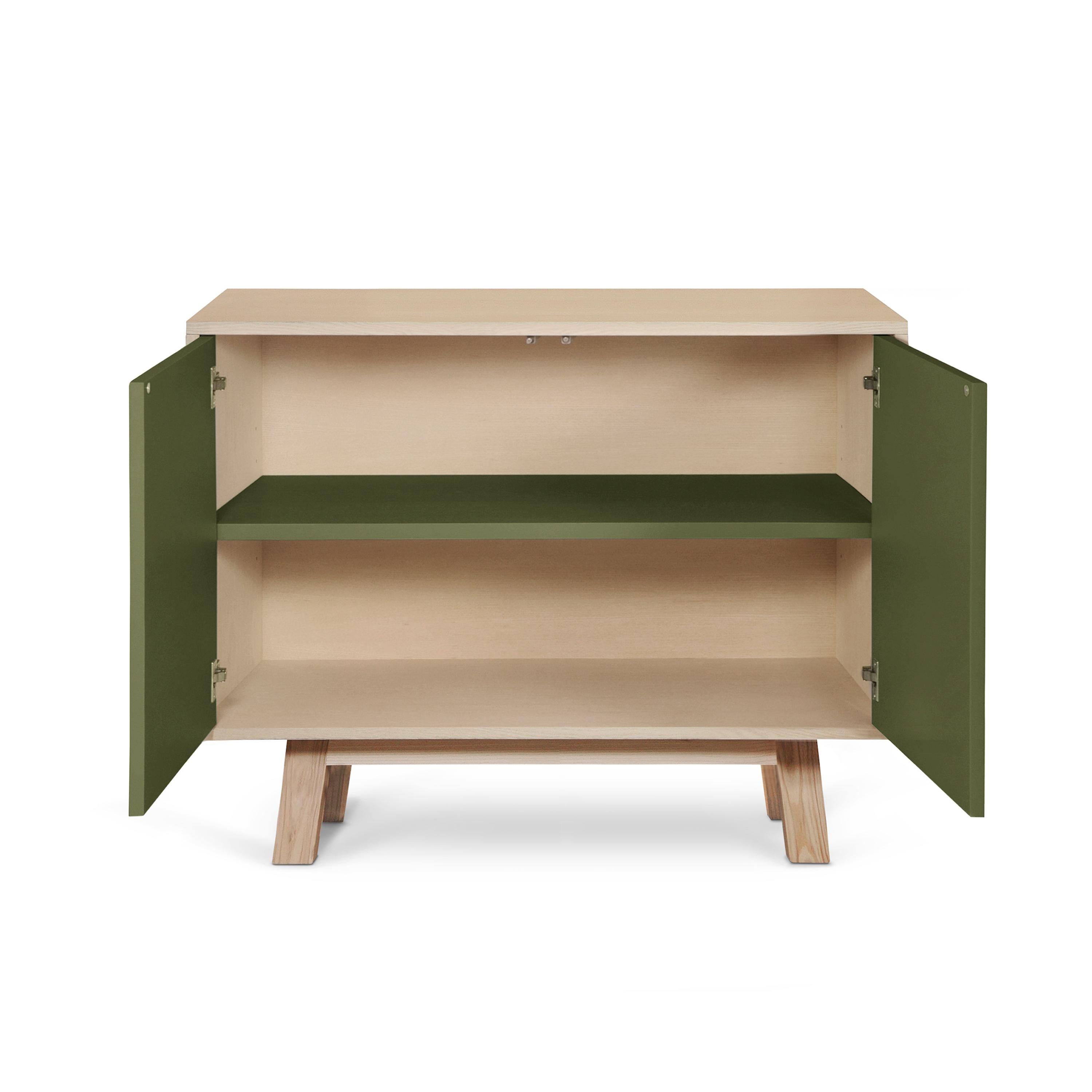 Mueble bajo artesanal francés de 2 puertas de madera verde, diseñado por Eric Gizard, París en Nuevo estado para la venta en Landivy, FR