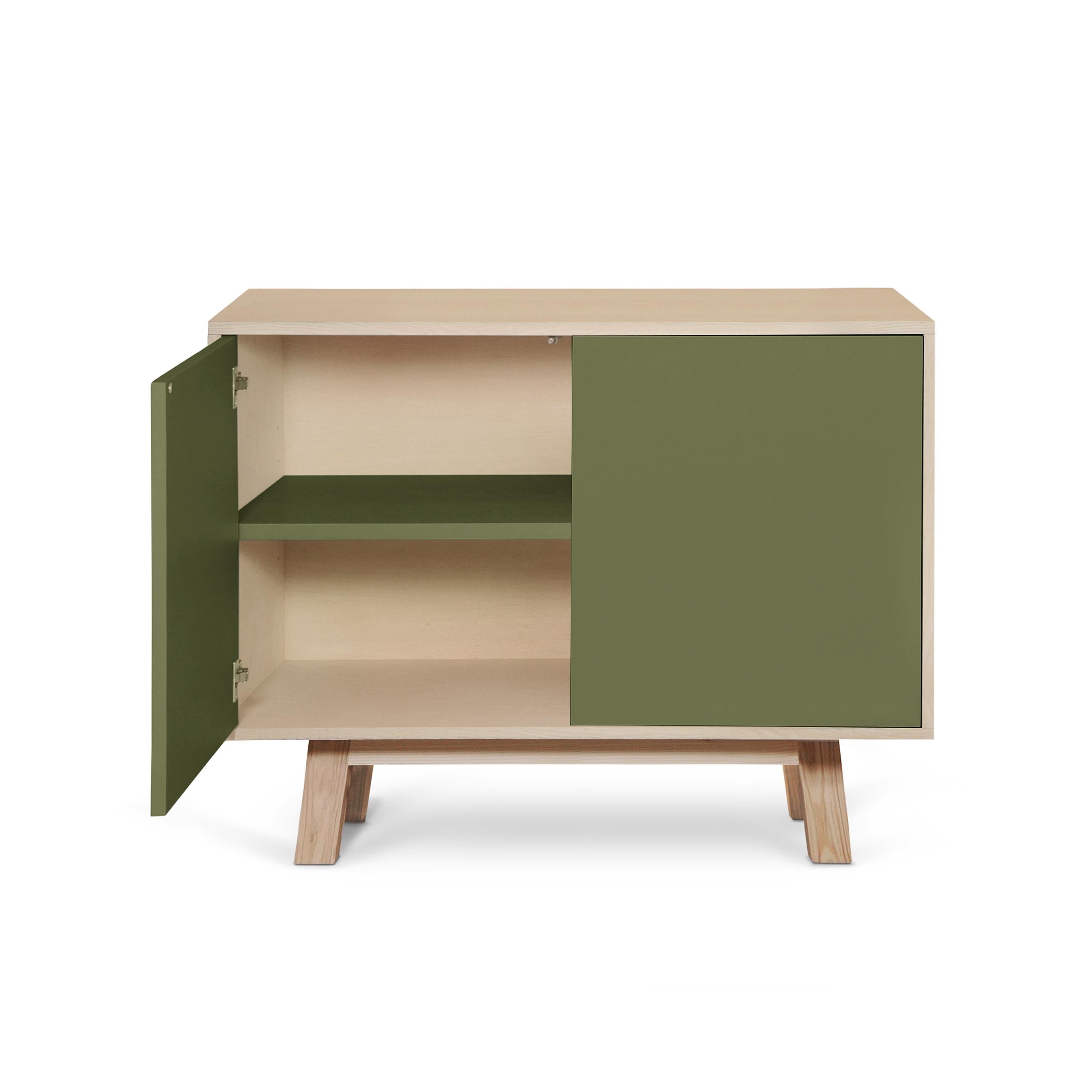 Mueble bajo artesanal francés de 2 puertas de madera verde, diseñado por Eric Gizard, París Madera en venta
