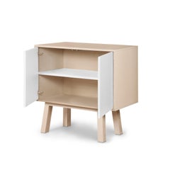 Armoire artisanale française à 2 portes en bois blanc, par Eric Gizard, Paris