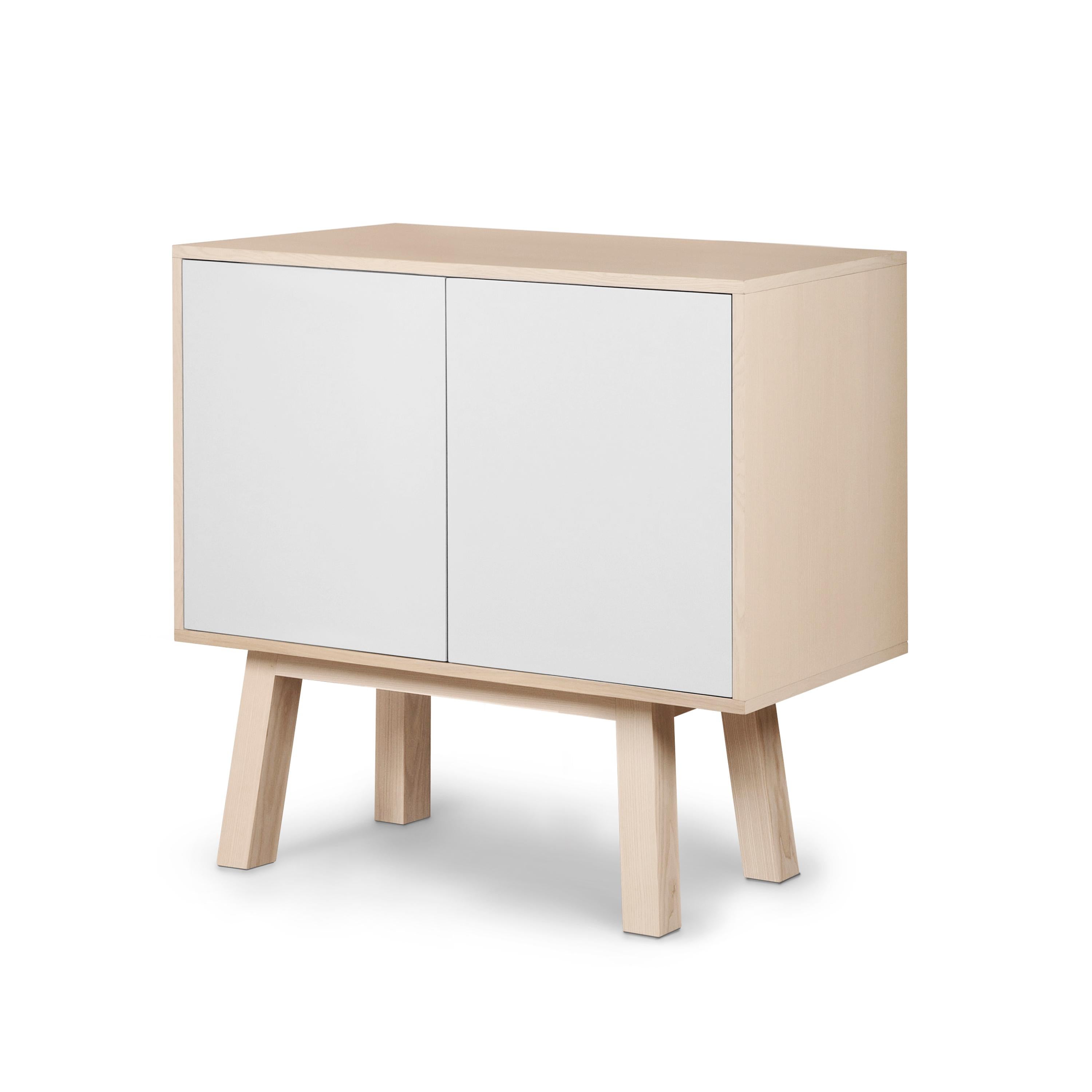 Armario artesanal francés de 2 puertas altas de madera blanca, por Eric Gizard, París Escandinavo moderno en venta