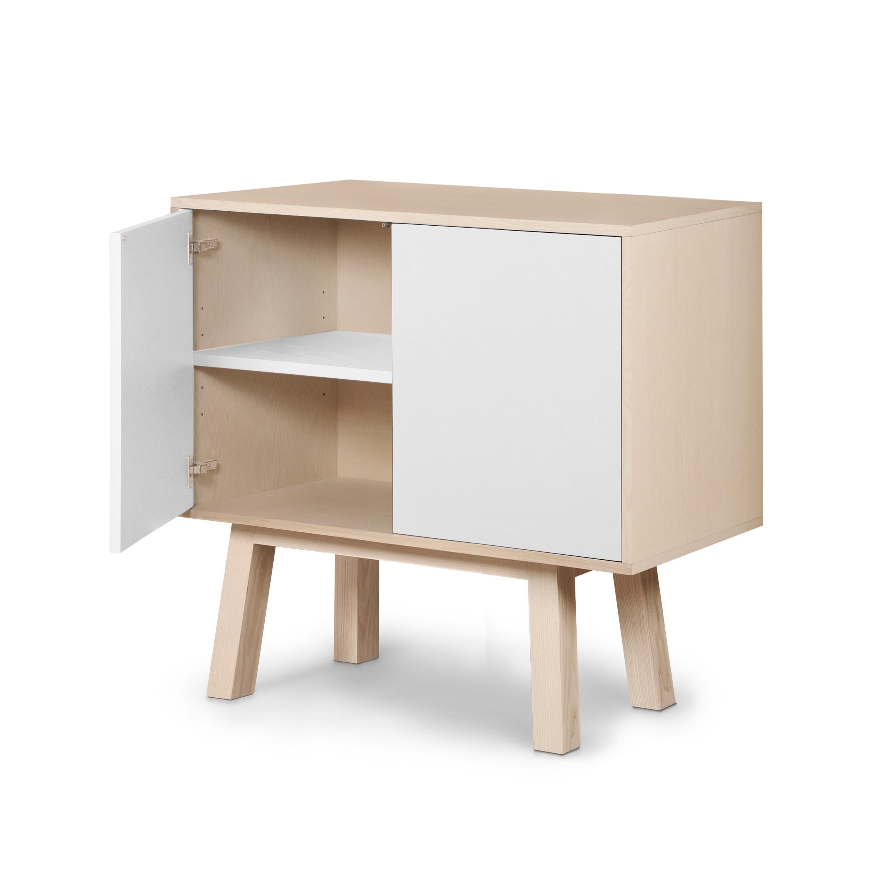 Armario artesanal francés de 2 puertas altas de madera blanca, por Eric Gizard, París Francés en venta