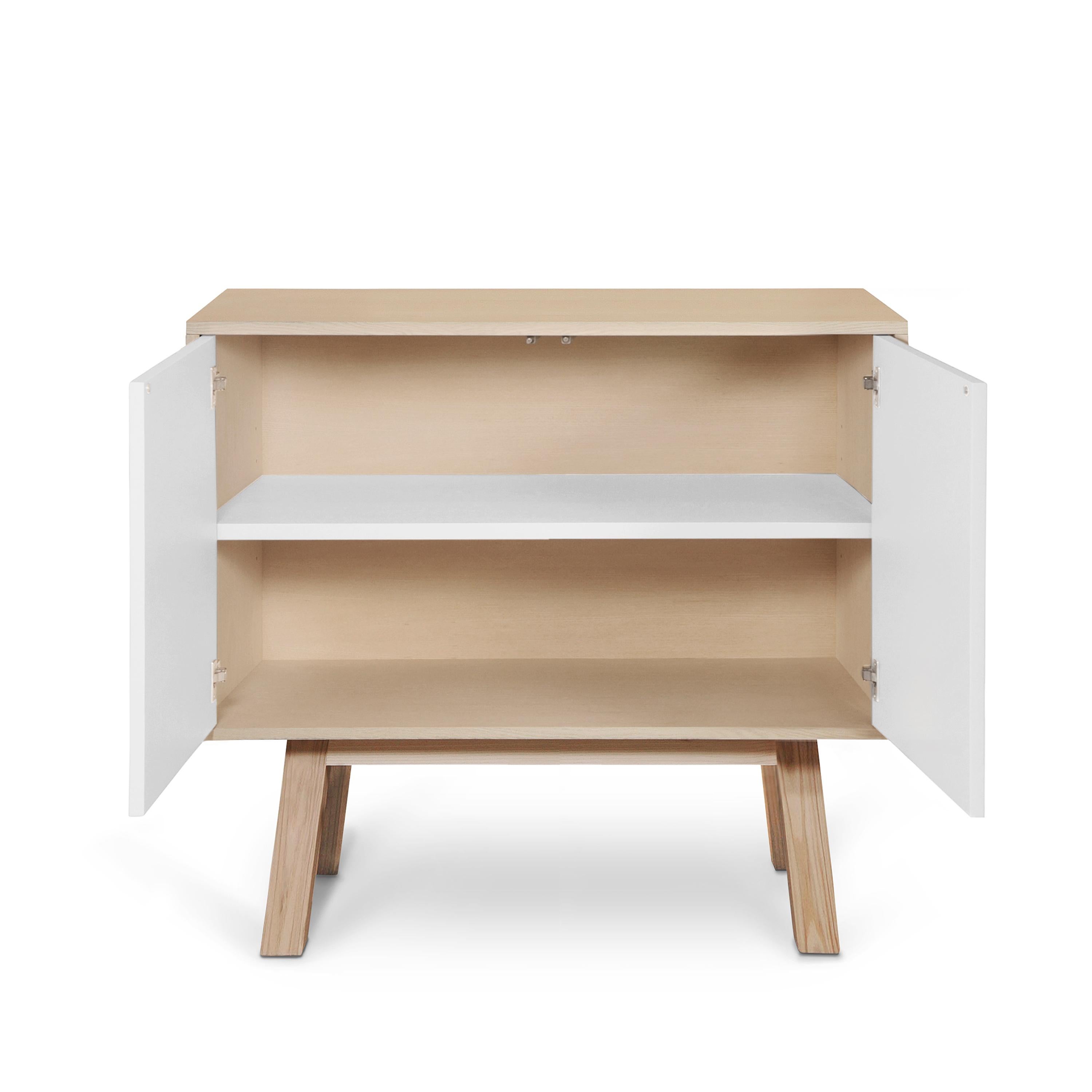 Armario artesanal francés de 2 puertas altas de madera blanca, por Eric Gizard, París Lacado en venta